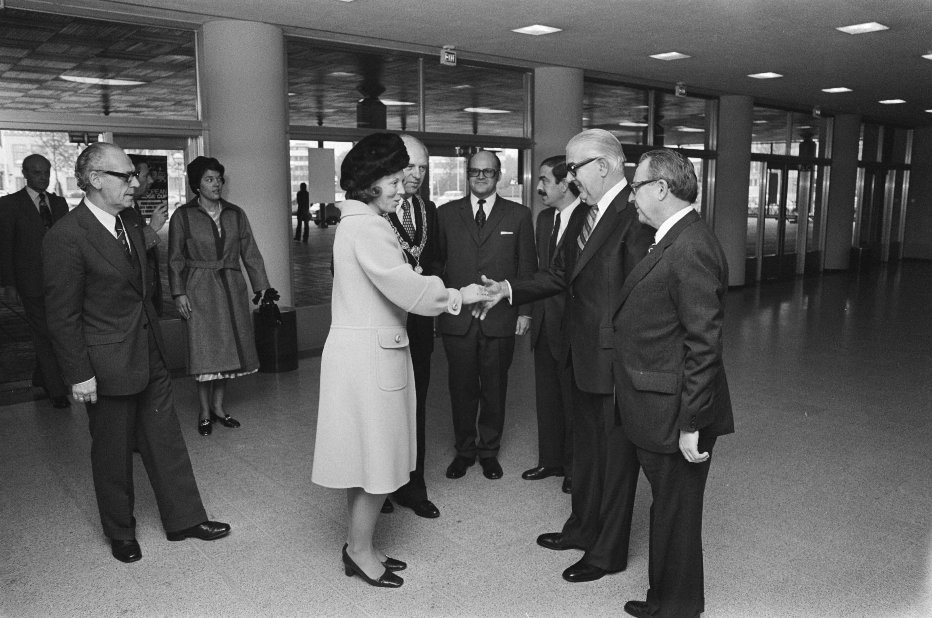 Fotocollectie Anefo — Prinses Beatrix bij kleurendiawedstrijd voor schookinderen in Den Haag ; begroeting, bloemen en burgemeester Schols ( Den Haag ) — Foto: Croes, Rob C. / Anefo. Licentie: Set B: Rechtenvrij / Publiek Domein. Bron: Nationaal Archief. http://hdl.handle.net/10648/ac76044e-d0b4-102d-bcf8-003048976d84