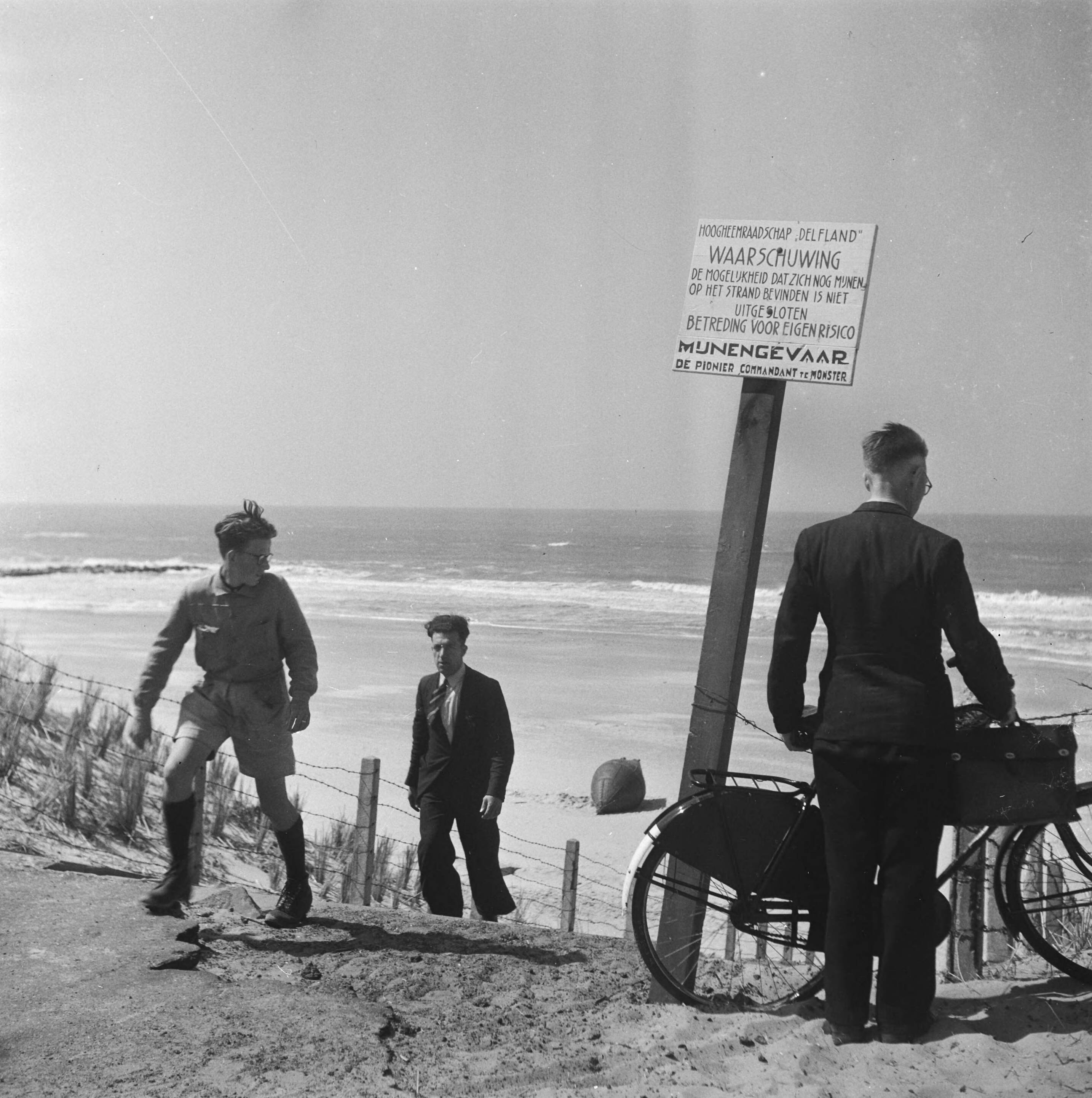 Fotocollectie Anefo — Scheveningen weer toegankelijk voor badgasten — Foto: Breijer, Charles / Anefo. Licentie: Set B: Rechtenvrij / Publiek Domein. Bron: Nationaal Archief. http://hdl.handle.net/10648/a89ddcb6-d0b4-102d-bcf8-003048976d84