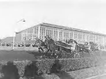 Fotocollectie Anefo — Draverijen in het sportpark te Hilversum — Foto: Bilsen, Joop van / Anefo. Licentie: Set B: Rechtenvrij / Publiek Domein. Bron: Nationaal Archief. http://hdl.handle.net/10648/a970c842-d0b4-102d-bcf8-003048976d84