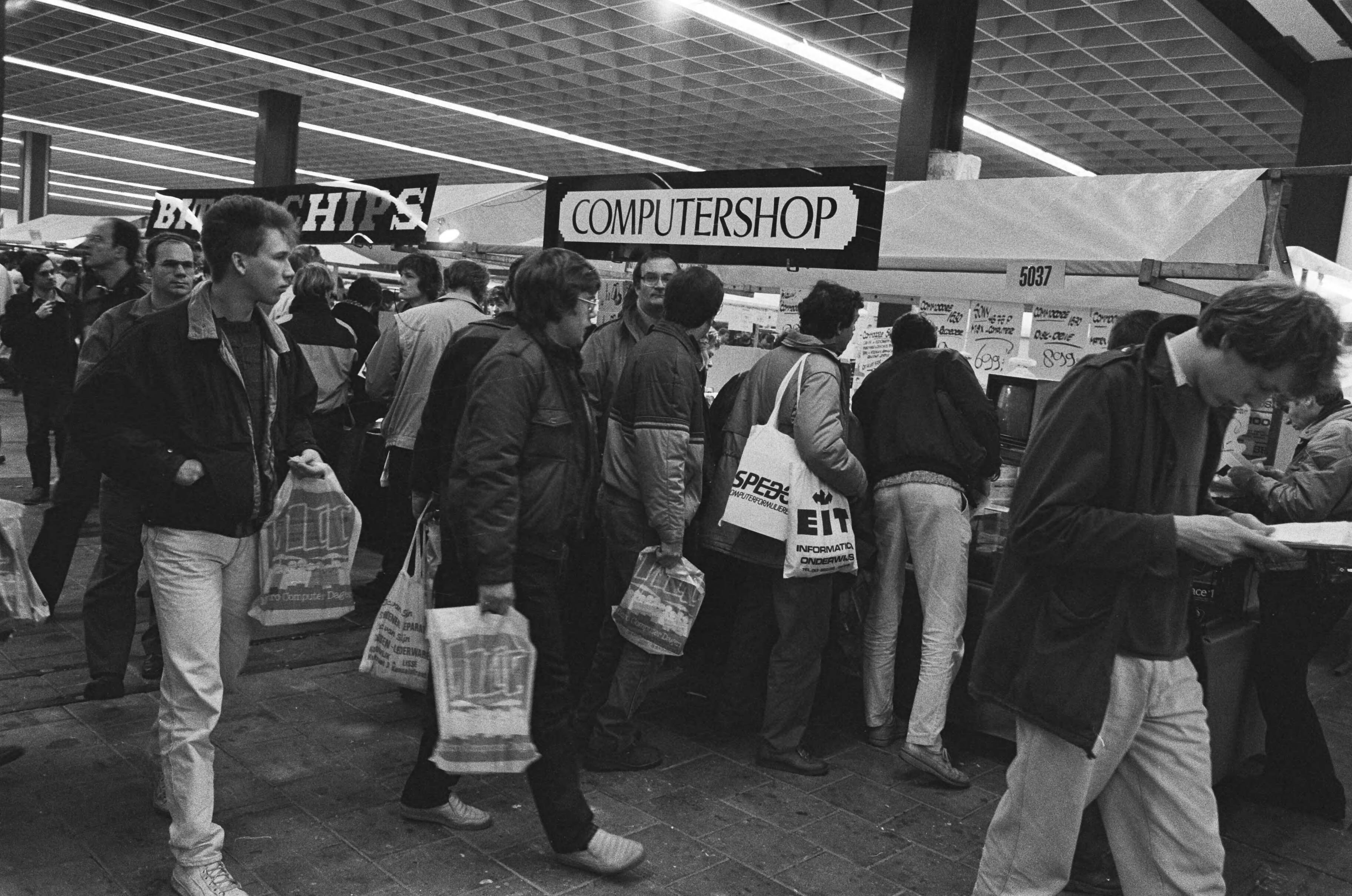 Fotocollectie Anefo — HCC Nicfocomputerdagen in Utrecht, Jaarbeurs — Foto: Bogaerts, Rob / Anefo. Licentie: Set B: Rechtenvrij / Publiek Domein. Bron: Nationaal Archief. http://hdl.handle.net/10648/ad4cf8b4-d0b4-102d-bcf8-003048976d84