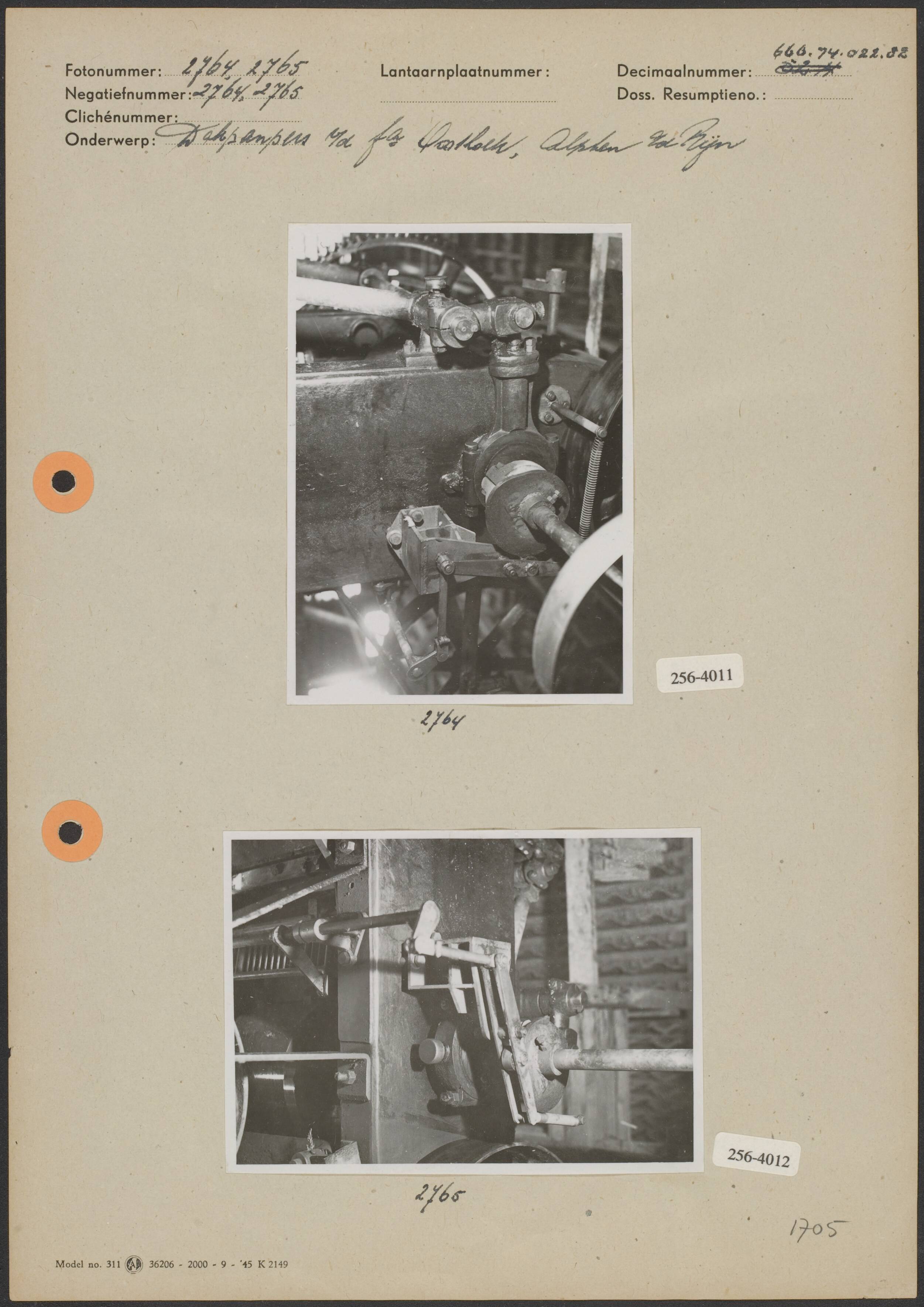 Dakpannenpers — Foto 1: Revolverdakpannenpers van de firma Oosthoek te Alphen aan den Rijn (11x8 cm; Fotograaf onbekend) Foto 2: Revolverdakpannenpers van de firma Oosthoek te Alphen aan den Rijn (8x11 cm; Fotograaf onbekend) — Foto: Onbekend / Publiek Domein of Rechtenvrij. Licentie: Set B: Rechtenvrij / Publiek Domein. Bron: Nationaal Archief. http://hdl.handle.net/10648/b06a4556-d0b4-102d-bcf8-003048976d84