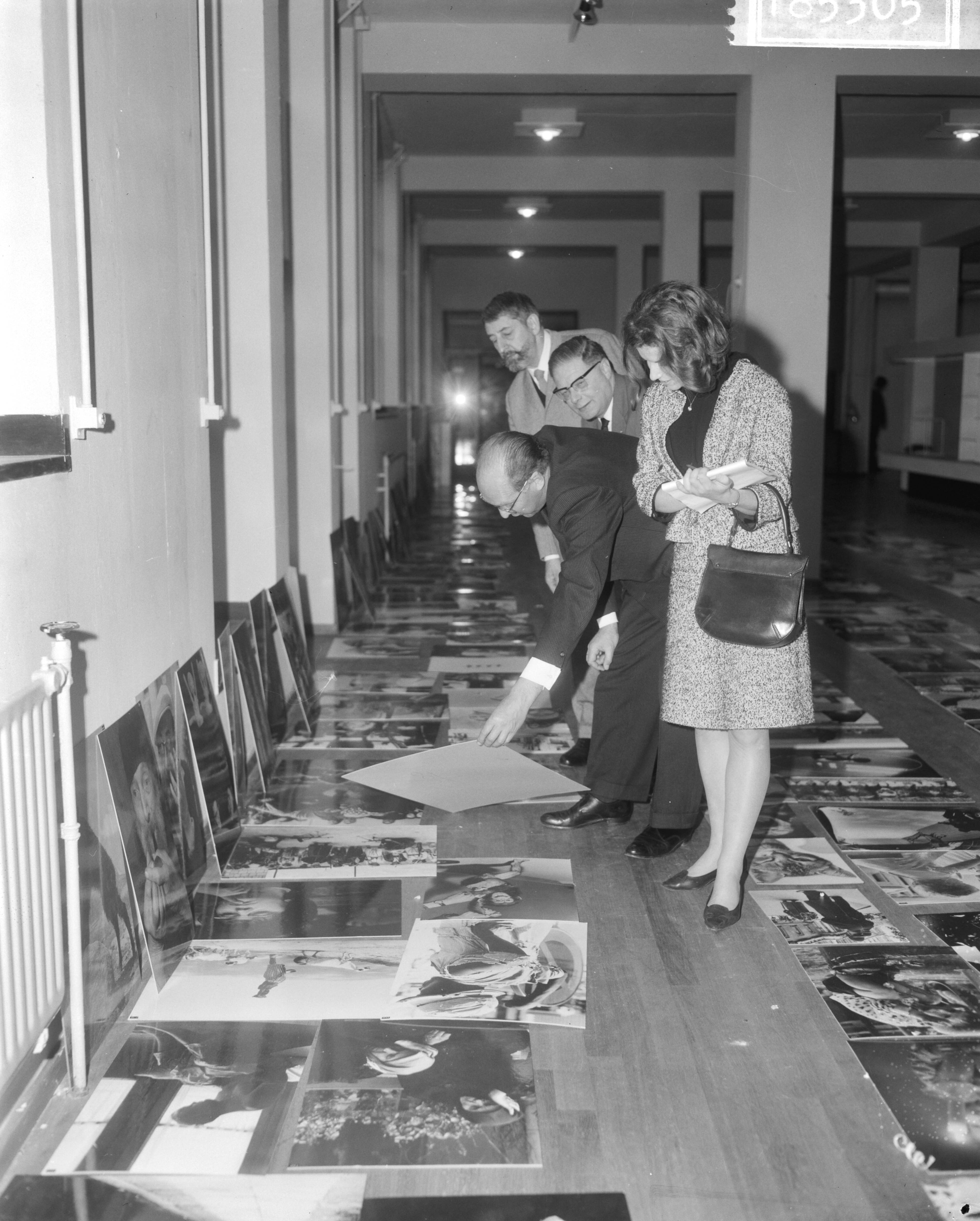 Fotocollectie Anefo — Fotografiewedstrijd World Press Photo in het Gemeentemuseum te Den Haag; de juryleden aan het werk — Foto: Bilsen, Joop van / Anefo. Licentie: Set B: Rechtenvrij / Publiek Domein. Bron: Nationaal Archief. http://hdl.handle.net/10648/aad0fe1e-d0b4-102d-bcf8-003048976d84