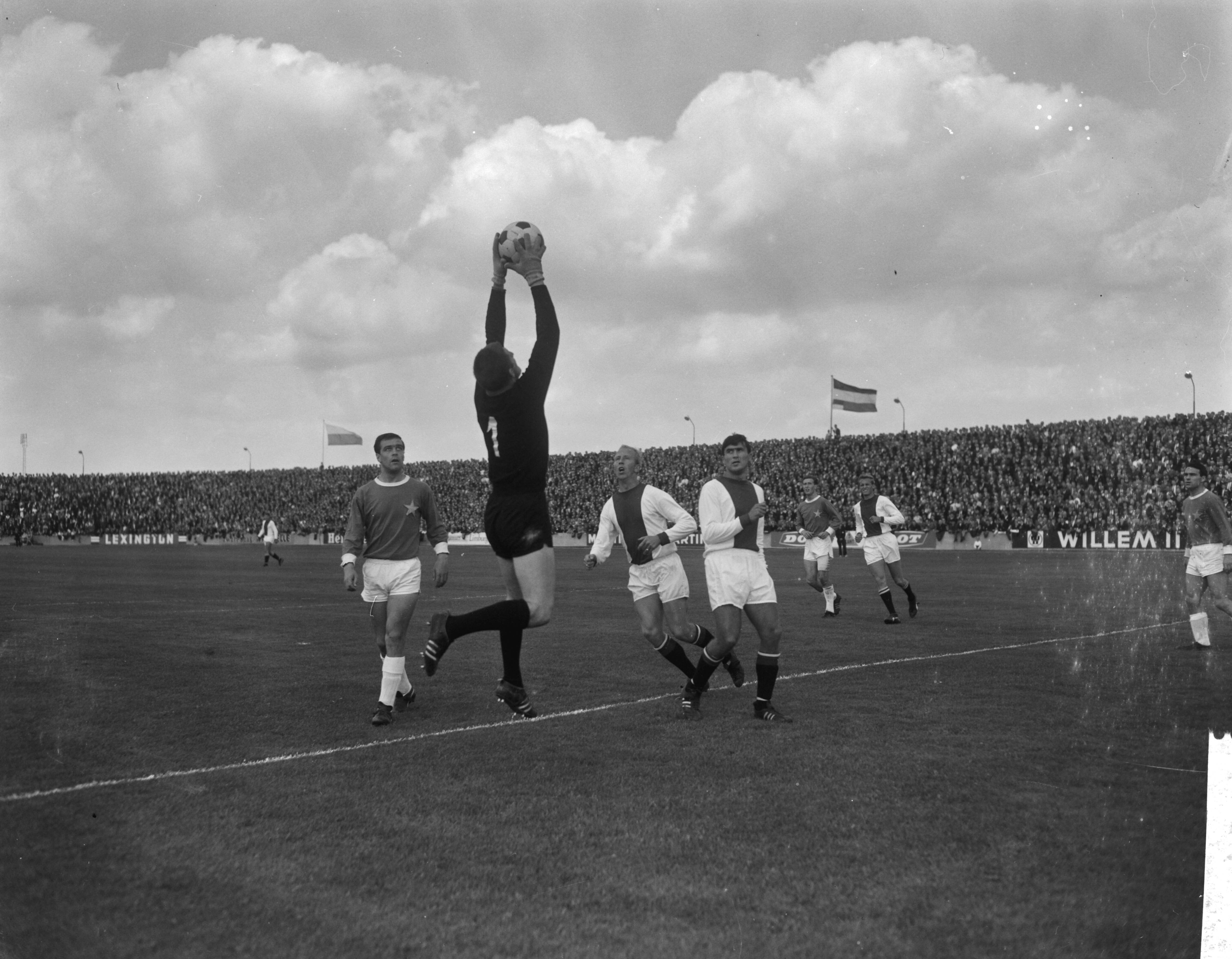 Fotocollectie Anefo — Voetbal. MVV-Ajax 0-1. Spelmoment, MVV-keeper Körver grijpt de bal, voor de Ajacieden Groot en Swart. Links Michiel Thal (MVV) — Foto: Bilsen, Joop van / Anefo. Licentie: Set B: Rechtenvrij / Publiek Domein. Bron: Nationaal Archief. http://hdl.handle.net/10648/aabd9a4a-d0b4-102d-bcf8-003048976d84