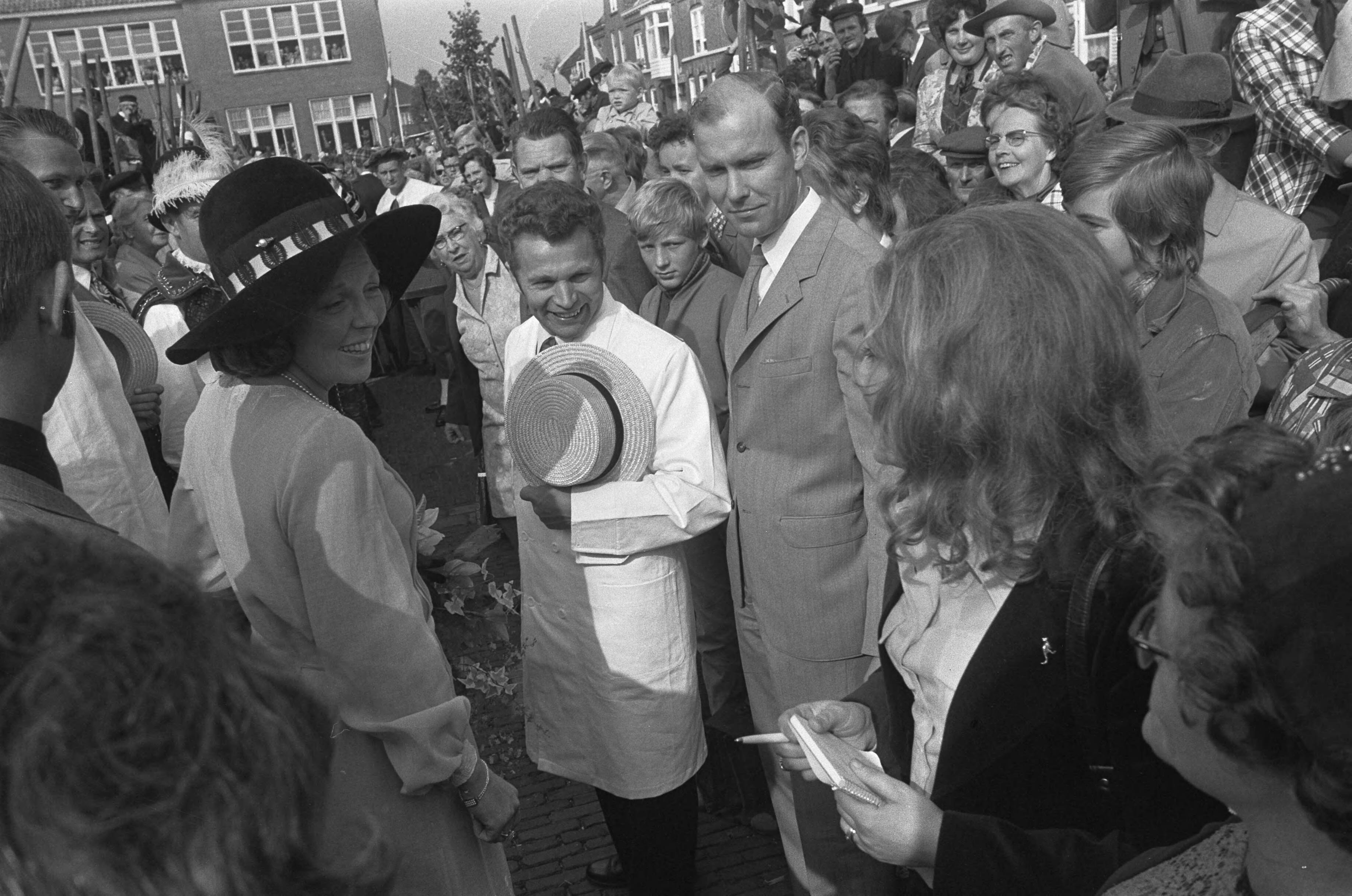 Fotocollectie Anefo — Prinses Beatrix opent in Woerden kaasmarkt t.g.v. 600 jarig bestaan van Woerden — Foto: Verhoeff, Bert / Anefo. Licentie: Set B: Rechtenvrij / Publiek Domein. Bron: Nationaal Archief. http://hdl.handle.net/10648/abf6b9c8-d0b4-102d-bcf8-003048976d84