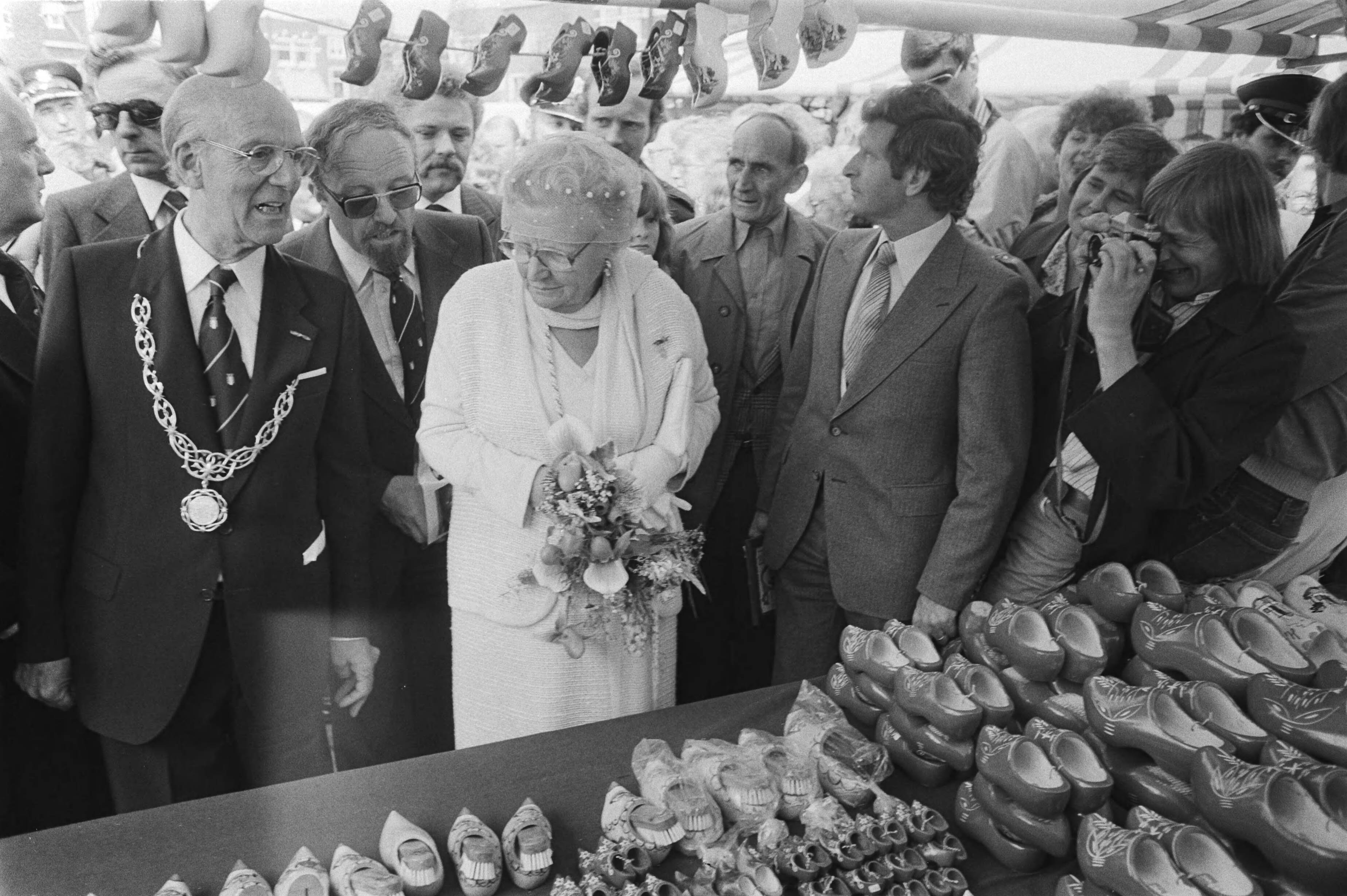 Koningin Juliana bezoekt Gouda — Koningin Juliana en burgemeester Van Hofwegen — Foto: Verhoeff, Bert / Anefo. Licentie: Set B: Rechtenvrij / Publiek Domein. Bron: Nationaal Archief. http://hdl.handle.net/10648/acb5aad6-d0b4-102d-bcf8-003048976d84