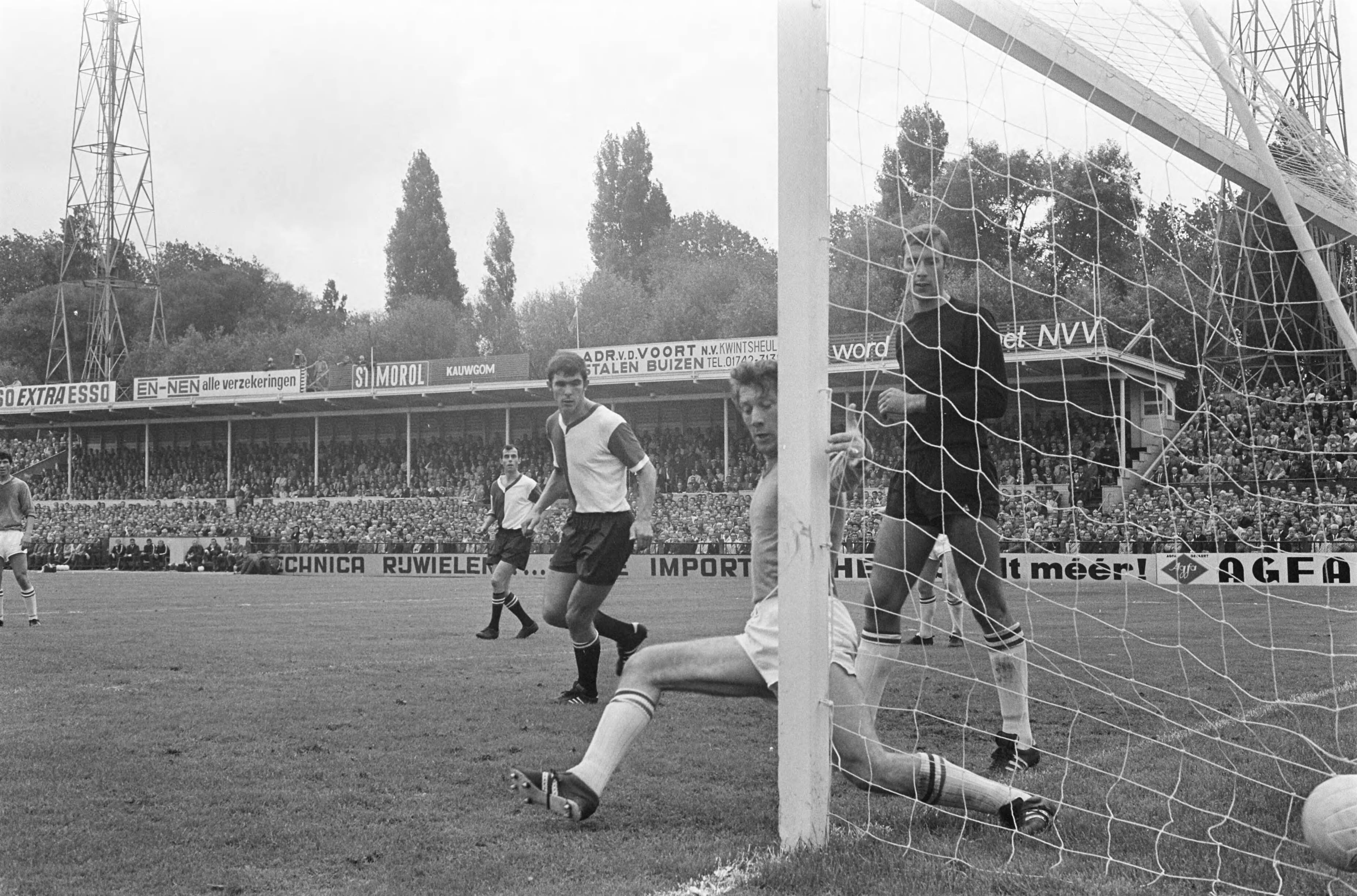 ADO-Feyenoord: 2-3 — spelmoment — Foto: Fotograaf Onbekend / Anefo. Licentie: Set B: Rechtenvrij / Publiek Domein. Bron: Nationaal Archief. http://hdl.handle.net/10648/ab4e7826-d0b4-102d-bcf8-003048976d84