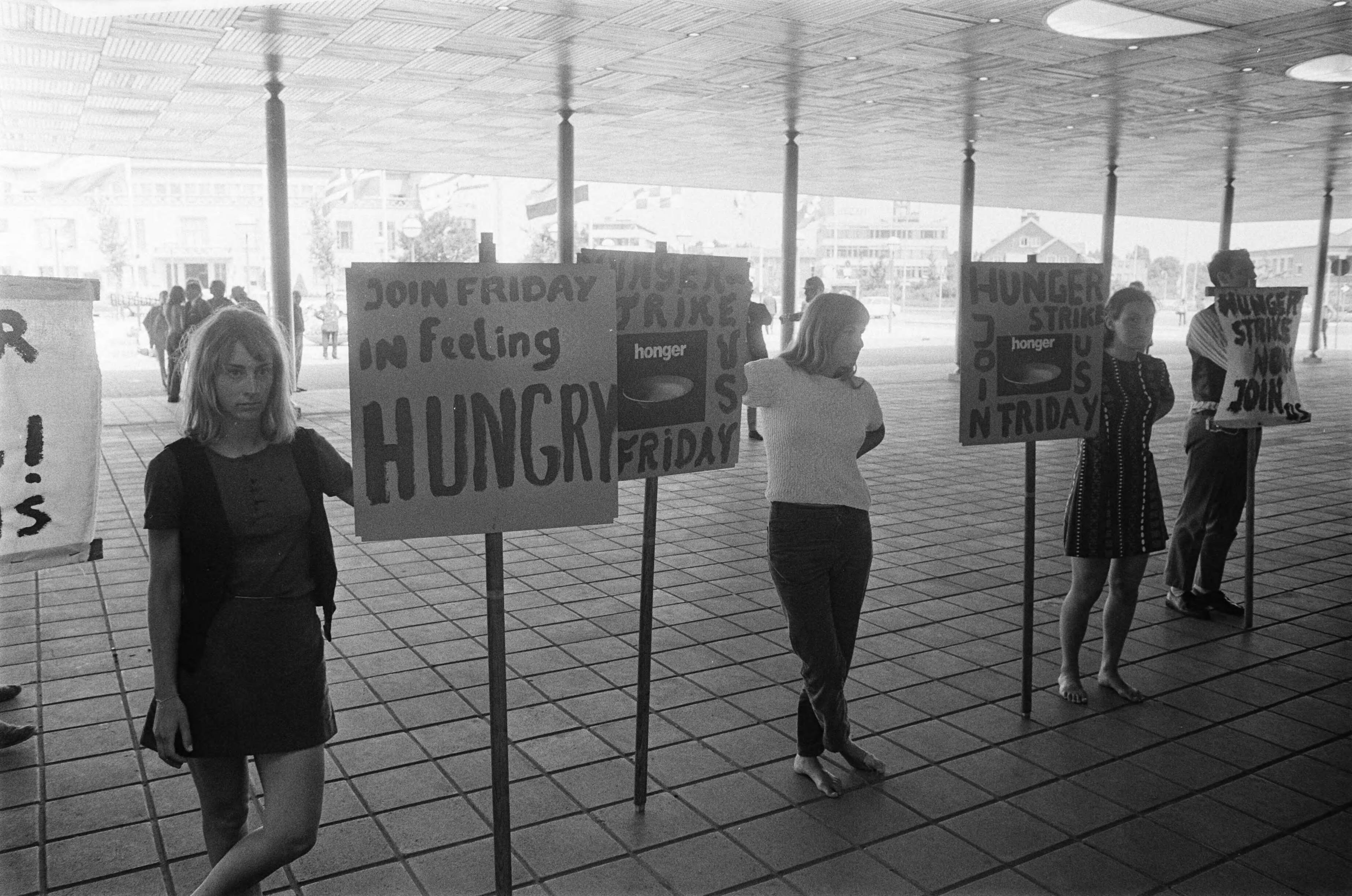 Fotocollectie Anefo — Jongeren van Tweede Voedselwerelcongres in hongerstaking Den Haag — Foto: Verhoeff, Bert / Anefo. Licentie: Set B: Rechtenvrij / Publiek Domein. Bron: Nationaal Archief. http://hdl.handle.net/10648/ab9a0e6c-d0b4-102d-bcf8-003048976d84