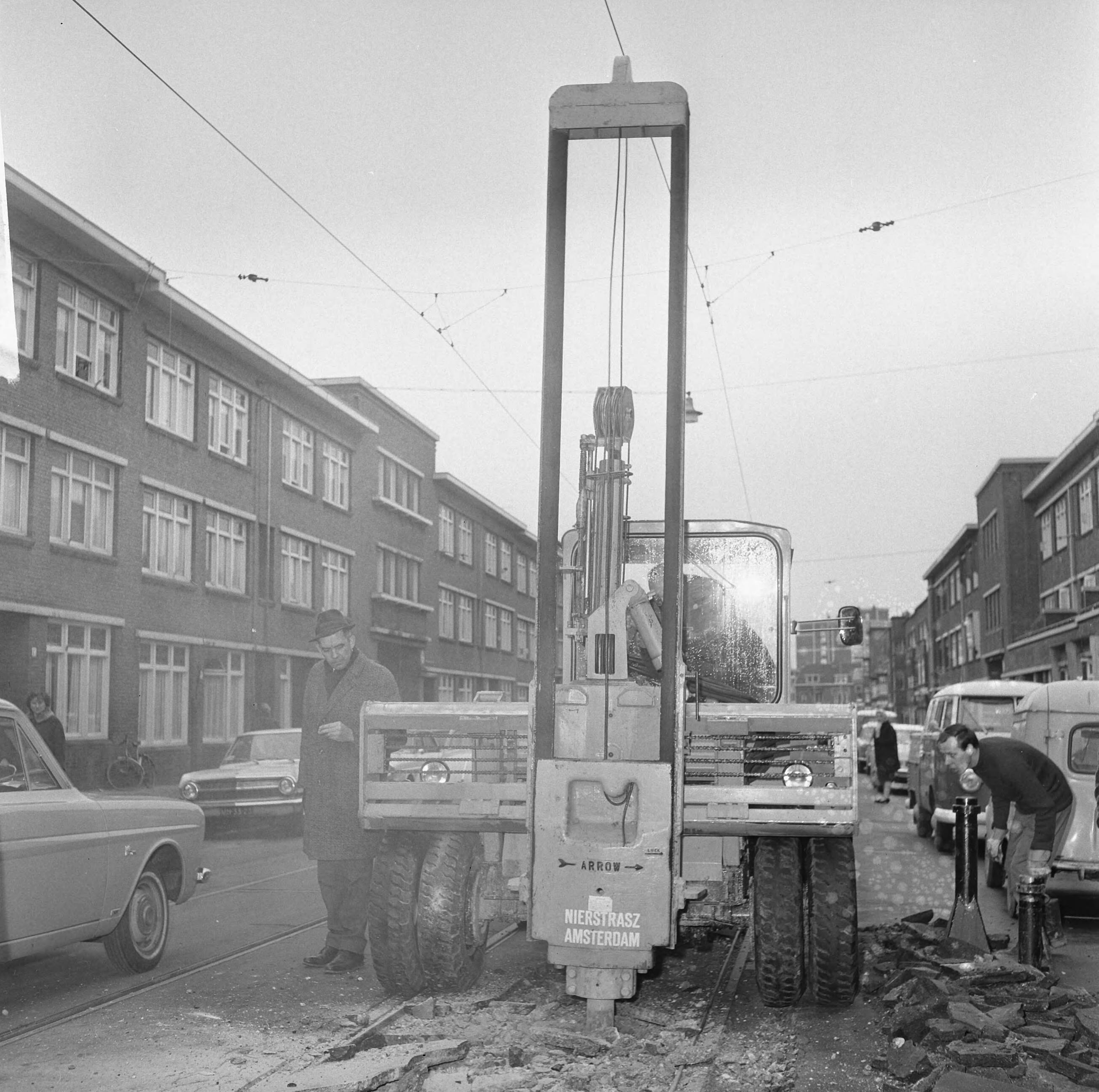 Fotocollectie Anefo — Opdracht Nierstratz, betonsplijtmachine in Den Haag — Foto: Voets, Jan / Anefo. Licentie: Set B: Rechtenvrij / Publiek Domein. Bron: Nationaal Archief. http://hdl.handle.net/10648/aae076a0-d0b4-102d-bcf8-003048976d84