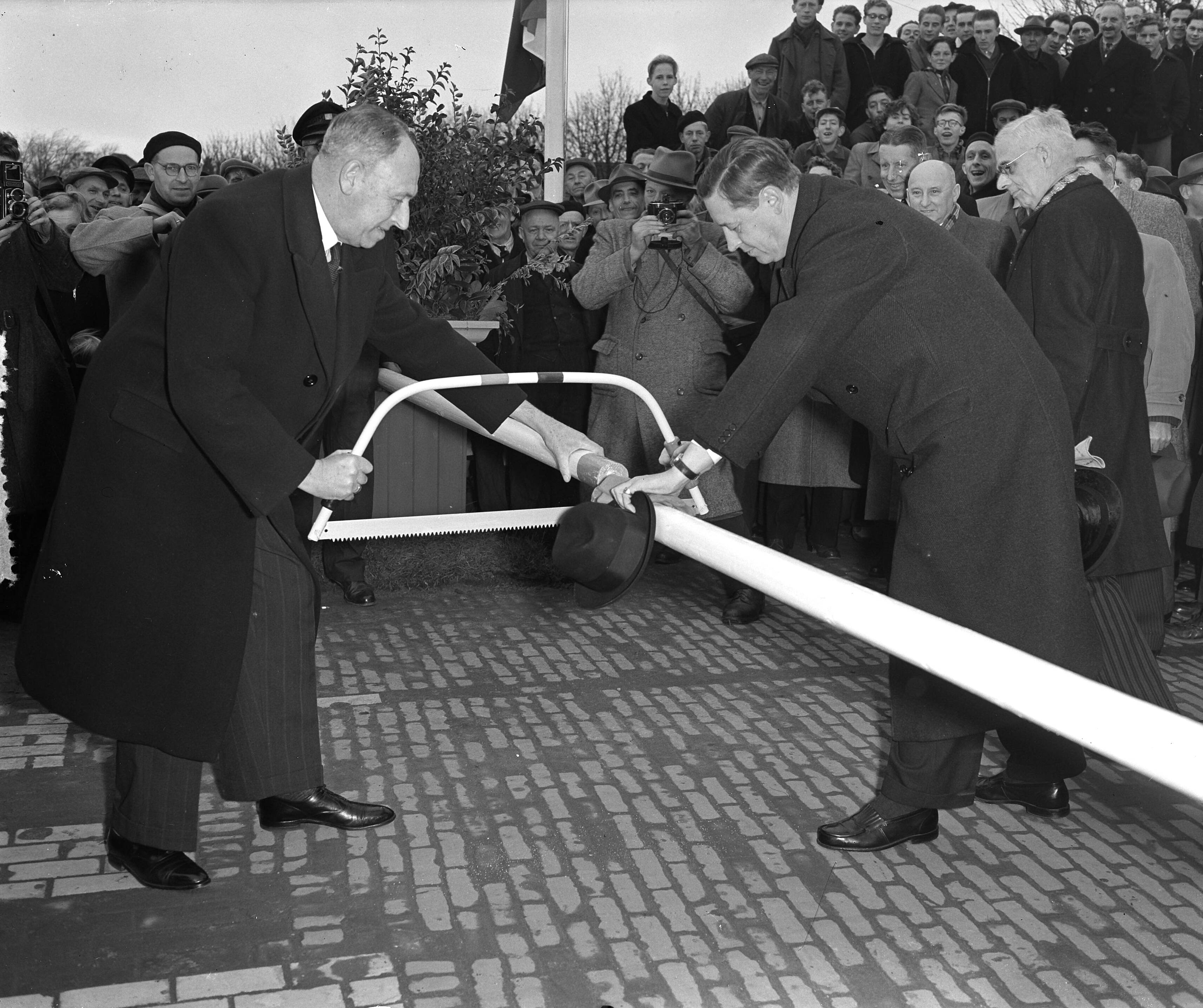 Fotocollectie Anefo — Officiële opening van het laatste weggedeelte van de nieuwe provinciale weg Utrecht-Schoonhoven. Twee Commissarissen van de Koningin zaagden gezamenlijk een afsluitboom door. Links de Commissaris van de Koningin in Zuid-Holland, mr. L.A. Kesper en rechts de Commissaris van de Koningin in Utrecht mr. C.Th. E. graaf van Lynden van Sandenburg — Foto: Pot, Harry / Anefo. Licentie: Set B: Rechtenvrij / Publiek Domein. Bron: Nationaal Archief. http://hdl.handle.net/10648/a92d9126-d0b4-102d-bcf8-003048976d84