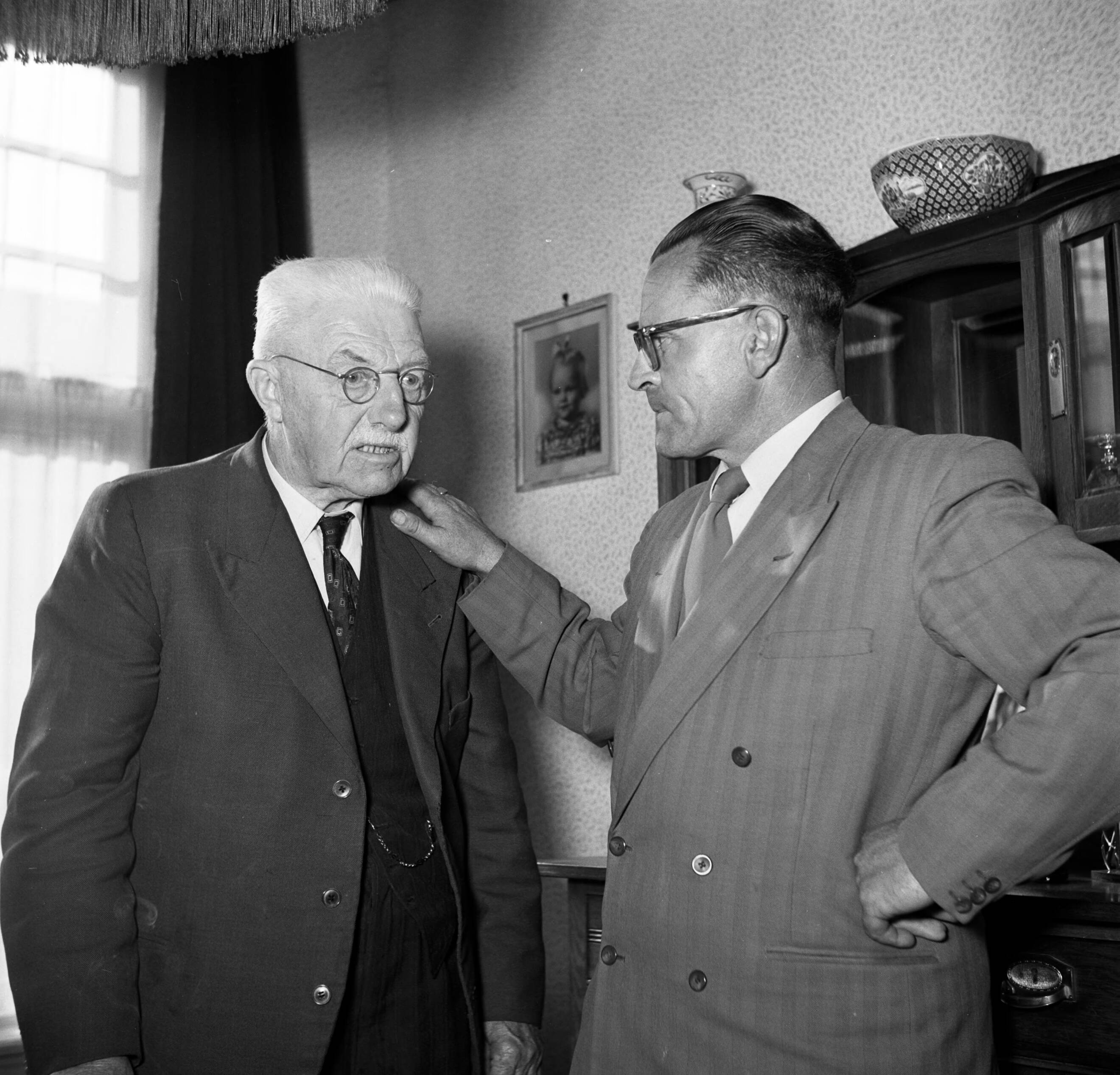Fotocollectie Van de Poll — Gerard de Jongs vader in gesprek met Ynse Postma — Foto: Poll, Willem van de. Licentie: Set B: Rechtenvrij / Publiek Domein. Bron: Nationaal Archief. http://hdl.handle.net/10648/aecce744-d0b4-102d-bcf8-003048976d84