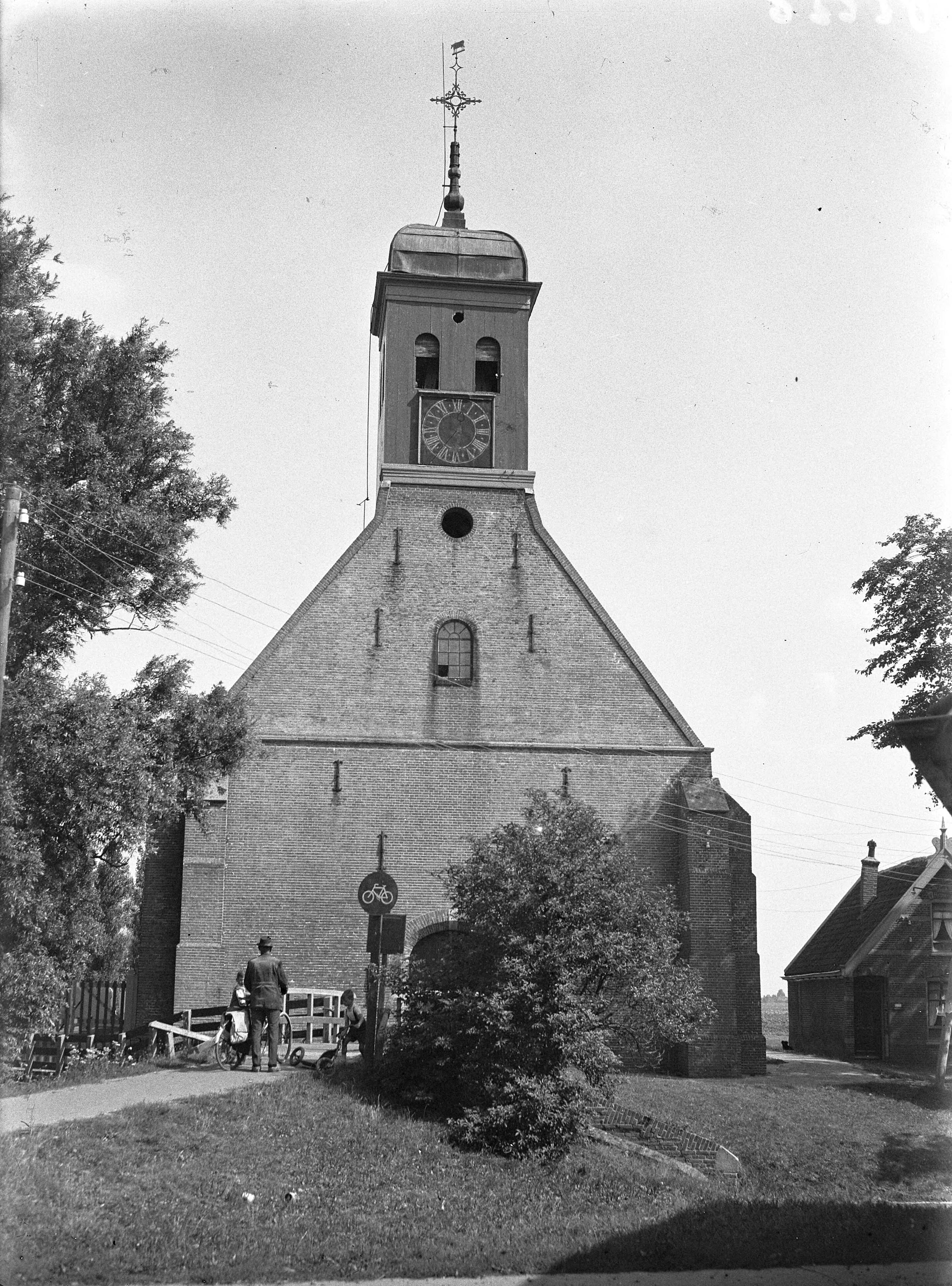 Fotocollectie Anefo — Nederlands Hervormde Kerk van Koedijk wordt gesloopt — Foto: Sagers, Harry / Anefo. Licentie: Set B: Rechtenvrij / Publiek Domein. Bron: Nationaal Archief. http://hdl.handle.net/10648/a8ac01b0-d0b4-102d-bcf8-003048976d84