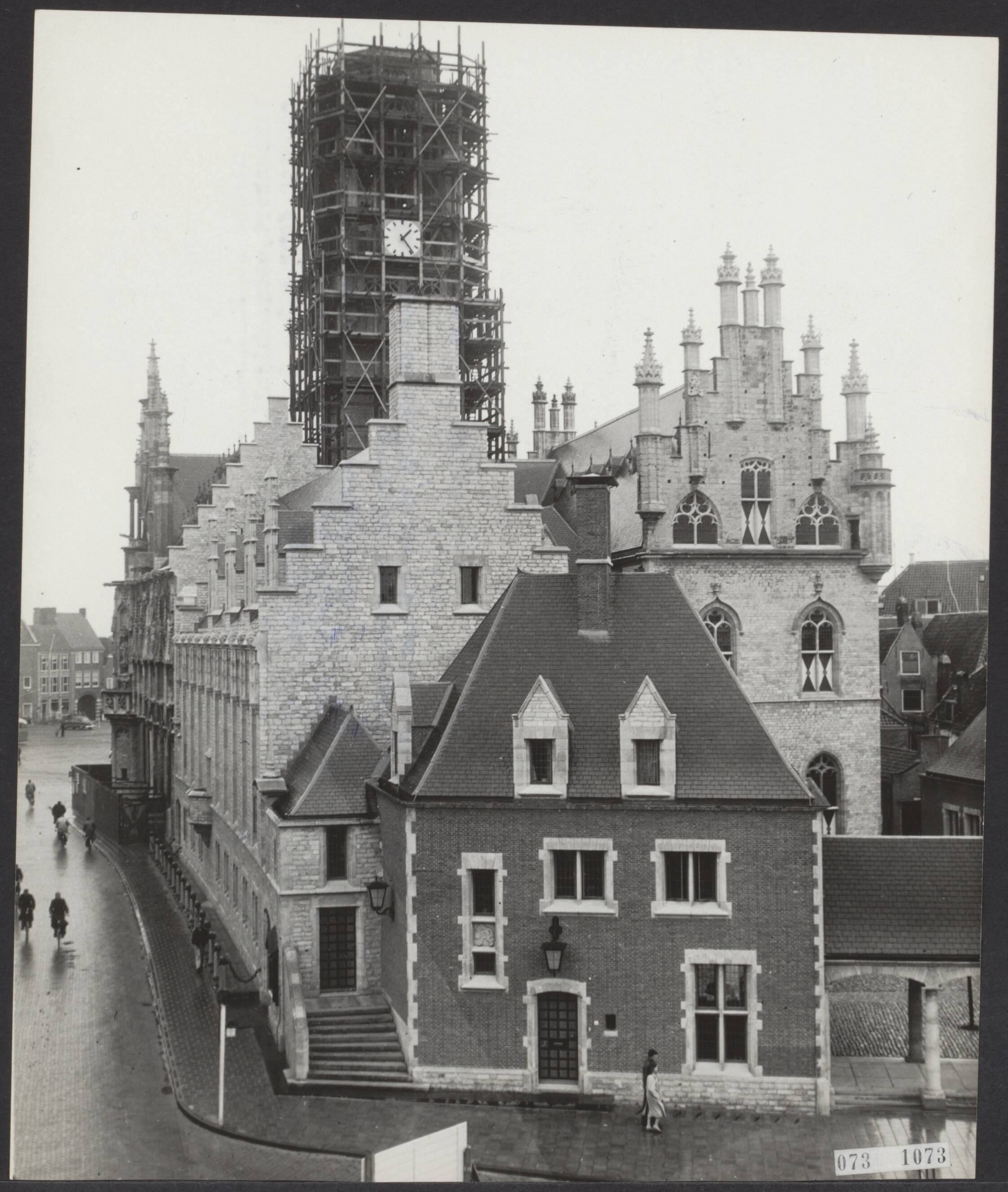Fotocollectie Elsevier Binnenland — Het nieuwe stadhuiscomplex van Middelburg zal in gebruik worden genomen door enige gemeentelijke diensten. Het nieuwe gedeelte, op de voorgrond, is tegen het oude stadhuis, dat nog in restauratie is, aangebouwd. — Foto: Fotograaf Onbekend / Anefo. Licentie: Set B: Rechtenvrij / Publiek Domein. Bron: Nationaal Archief. http://hdl.handle.net/10648/ae169d4a-d0b4-102d-bcf8-003048976d84