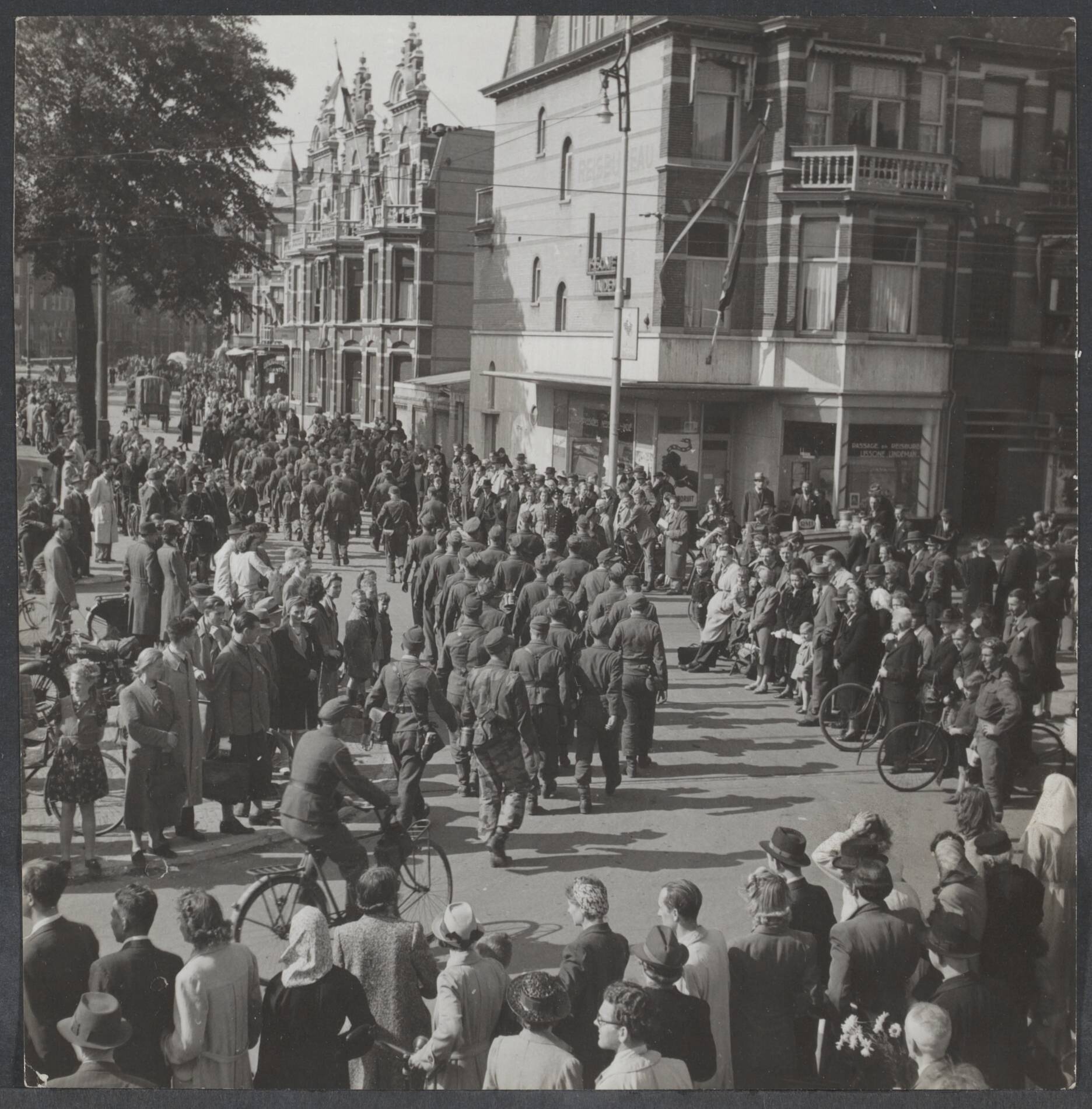 Duitsers [krijgsgevangenen] — In Den Haag worden de Duitse krijgsgevangenen successievelijk afgevoerd, gadegeslagen door de bevolking — Foto: Jansen, H. / Anefo. Licentie: Set B: Rechtenvrij / Publiek Domein. Bron: Nationaal Archief. http://hdl.handle.net/10648/9467b261-b9e6-6590-e3ae-f66db22e0161