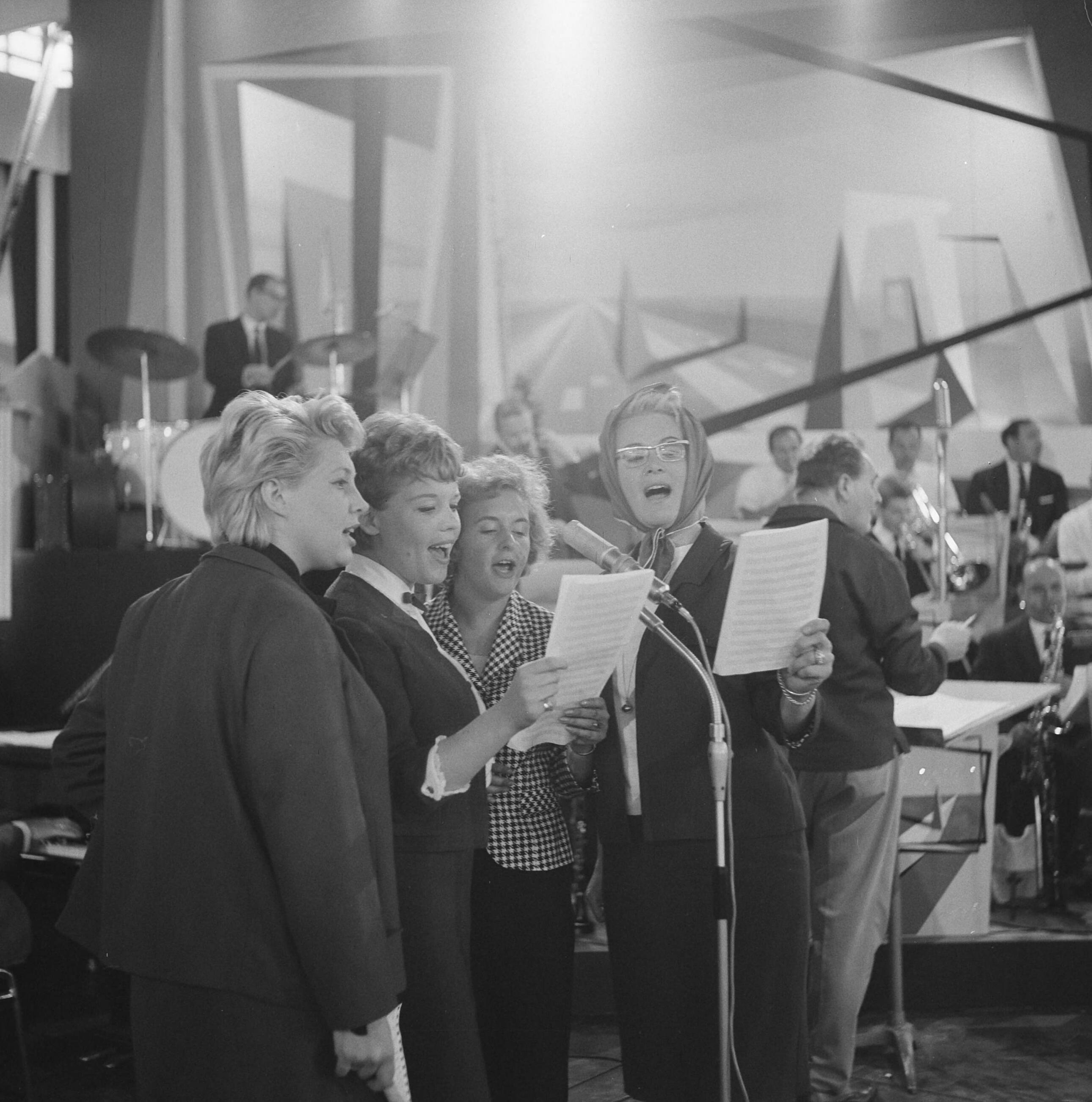 Fotocollectie Anefo — AVRO-jubileumprogramma "Cavalcade". Vier sterrretjes"Joke van der Berg, Greetje Kauffeld, Annie Plevier en Annie de Reuver — Foto: Nijs, Jac. de / Anefo. Licentie: Set B: Rechtenvrij / Publiek Domein. Bron: Nationaal Archief. http://hdl.handle.net/10648/aa3ce080-d0b4-102d-bcf8-003048976d84