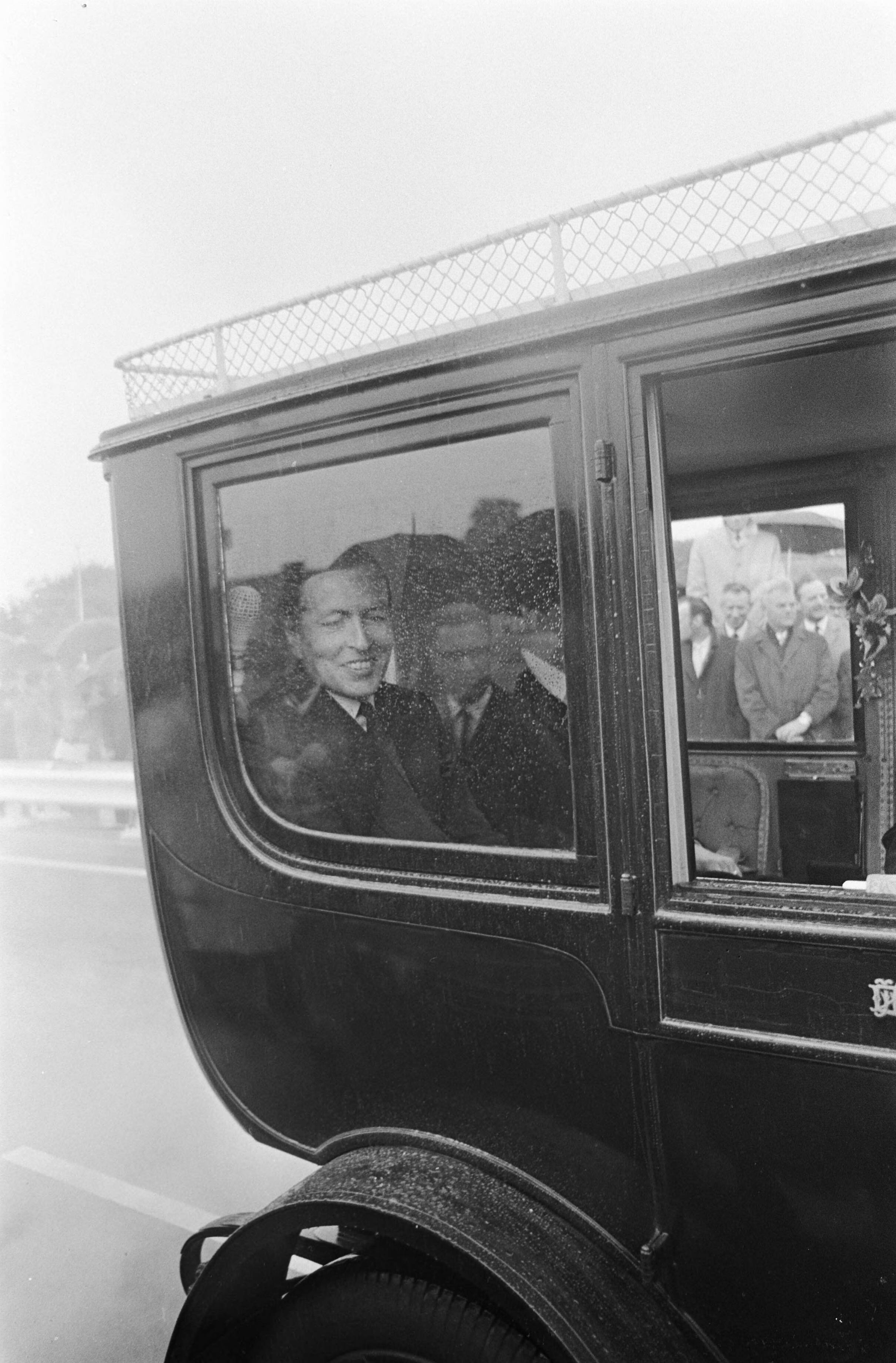 Fotocollectie Anefo — Prins Claus opende John F. Kennedy brug te Maastricht. Prins Claus in oude auto — Foto: Nijs, Jac. de / Anefo. Licentie: Set B: Rechtenvrij / Publiek Domein. Bron: Nationaal Archief. http://hdl.handle.net/10648/ab3fc556-d0b4-102d-bcf8-003048976d84