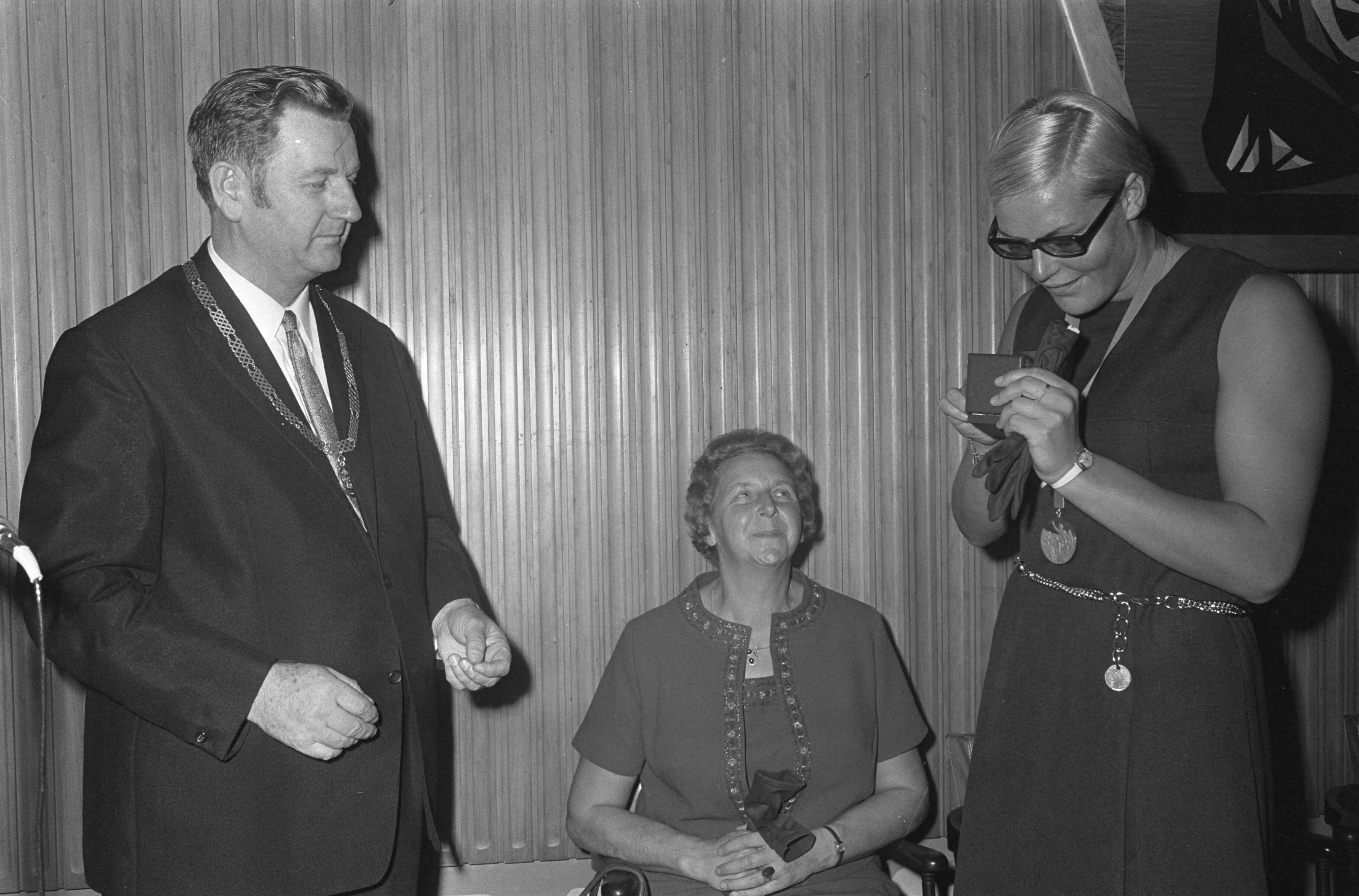 Fotocollectie Anefo — Ada Kok gehuldigd in Zaandam Ada Kok , ere burgeres Gemeente Zaandam , hier bekijkt zij de gouden legpenning — Foto: Koch, Eric / Anefo. Licentie: Set B: Rechtenvrij / Publiek Domein. Bron: Nationaal Archief. http://hdl.handle.net/10648/ab52f96e-d0b4-102d-bcf8-003048976d84