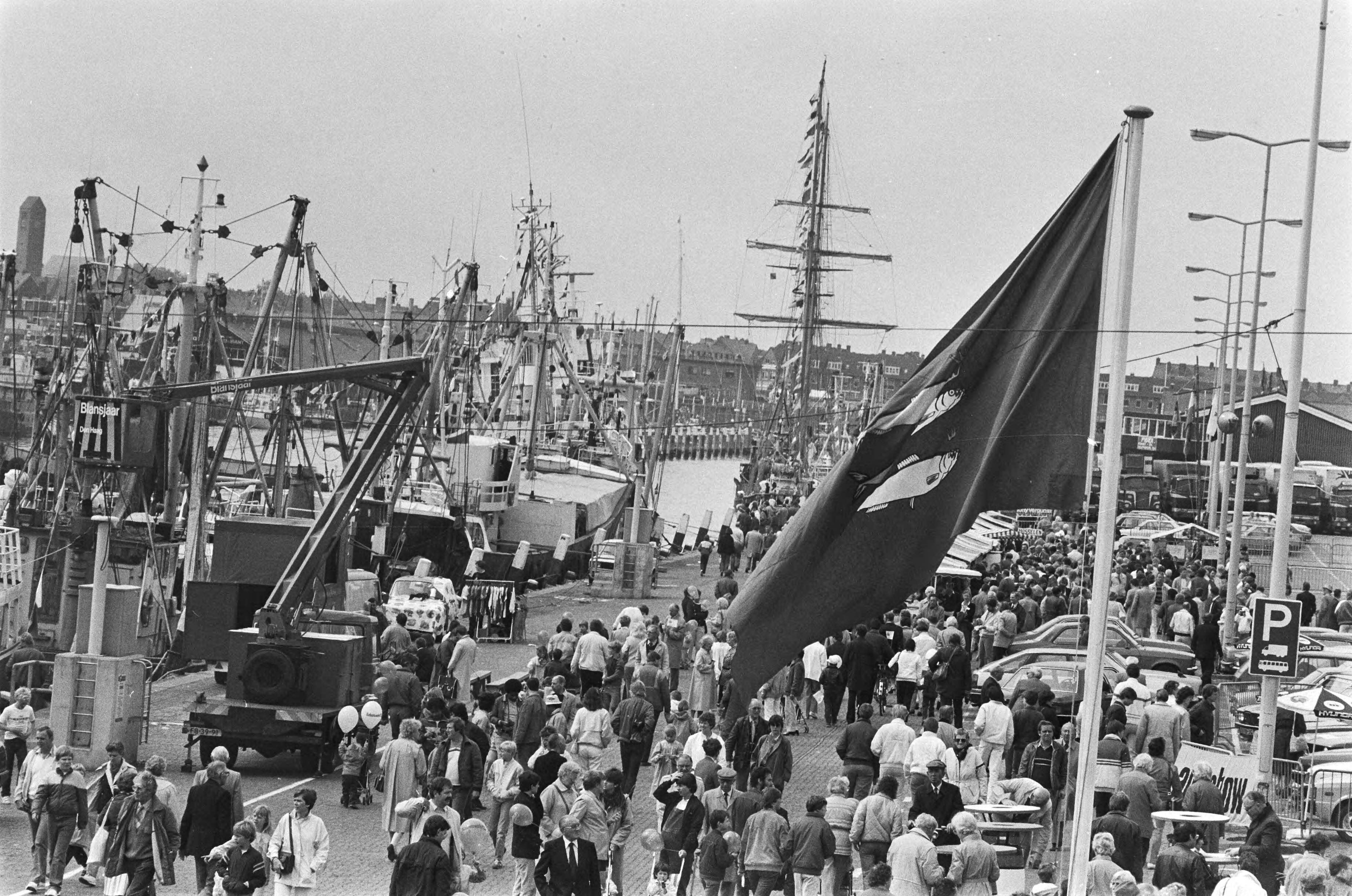 Fotocollectie Anefo — Vlaggetjesdag in Scheveningen; overzicht van de haven — Foto: Bogaerts, Rob / Anefo. Licentie: Set B: Rechtenvrij / Publiek Domein. Bron: Nationaal Archief. http://hdl.handle.net/10648/ad3941e8-d0b4-102d-bcf8-003048976d84