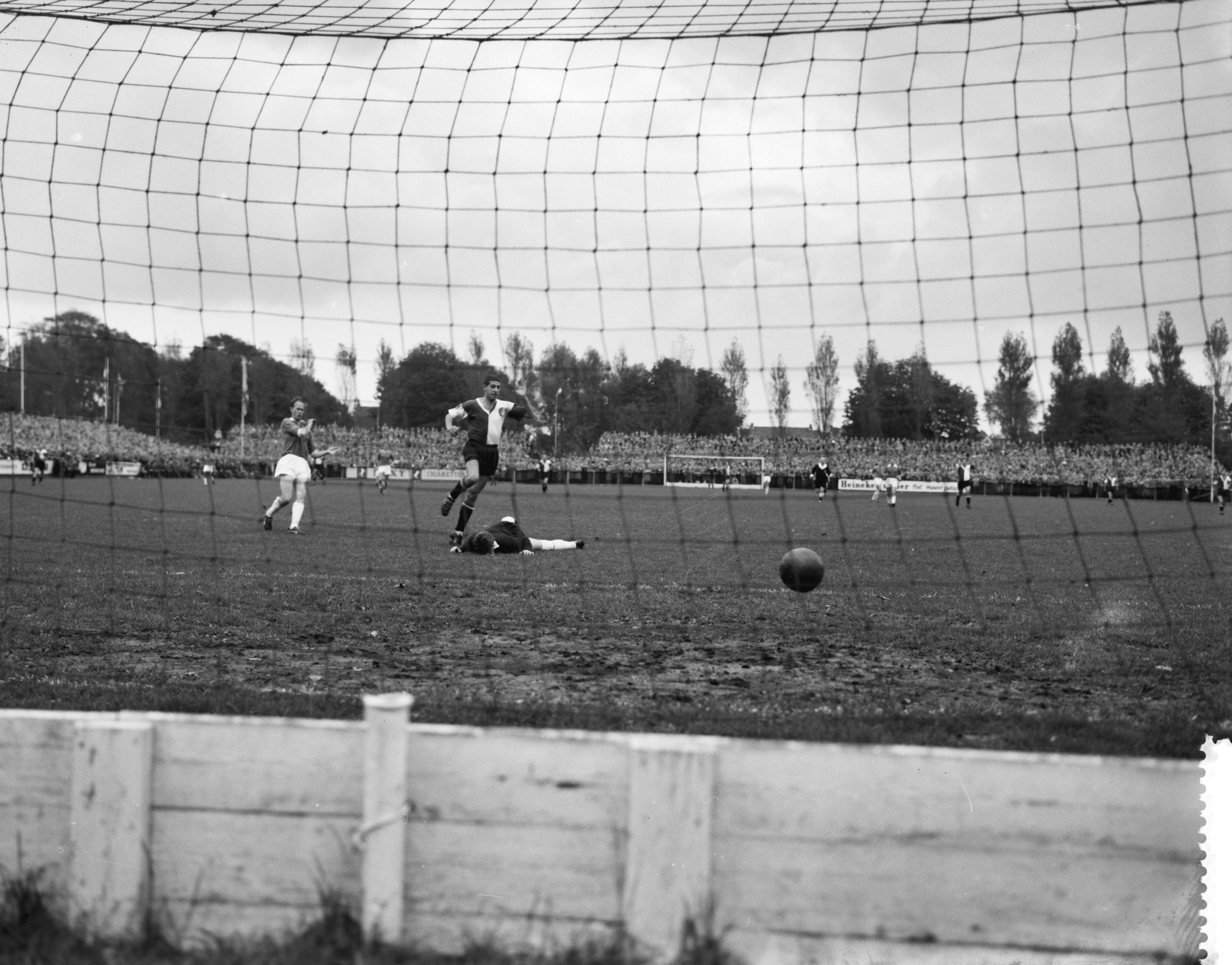 Fotocollectie Anefo — Voetbal. Alkmaar '54 tegen Feyenoord 2-4. Cor van der Gijp (Feyenoord) scoort 1-2 — Foto: Rossem, Wim van / Anefo. Licentie: Set B: Rechtenvrij / Publiek Domein. Bron: Nationaal Archief. http://hdl.handle.net/10648/a9bbc6f8-d0b4-102d-bcf8-003048976d84