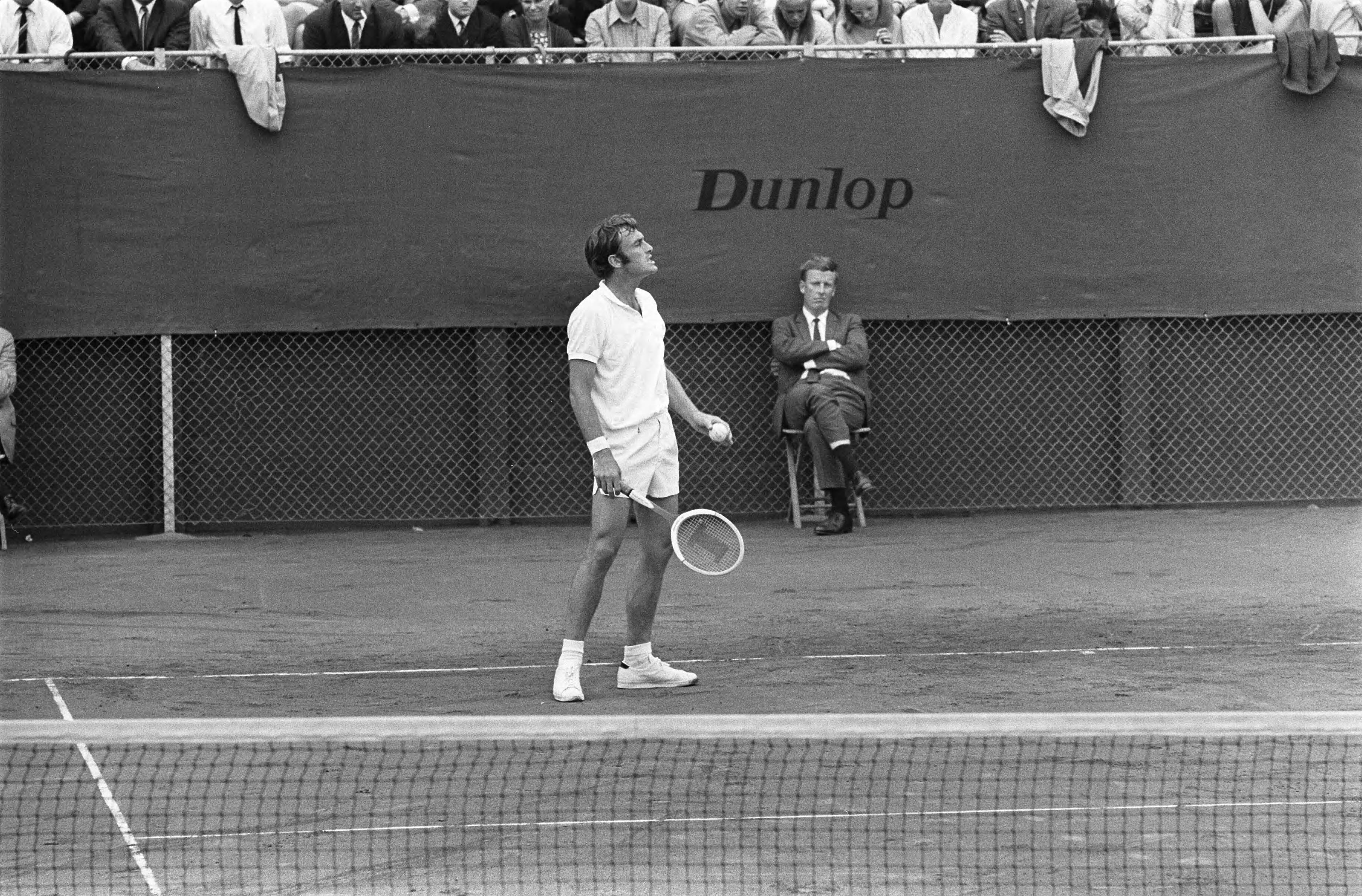 Tenniswedstrijden op de METS-banen te Scheveningen — Tom Okker in actie — Foto: Fotograaf Onbekend / Anefo. Licentie: Set B: Rechtenvrij / Publiek Domein. Bron: Nationaal Archief. http://hdl.handle.net/10648/ab71b93a-d0b4-102d-bcf8-003048976d84