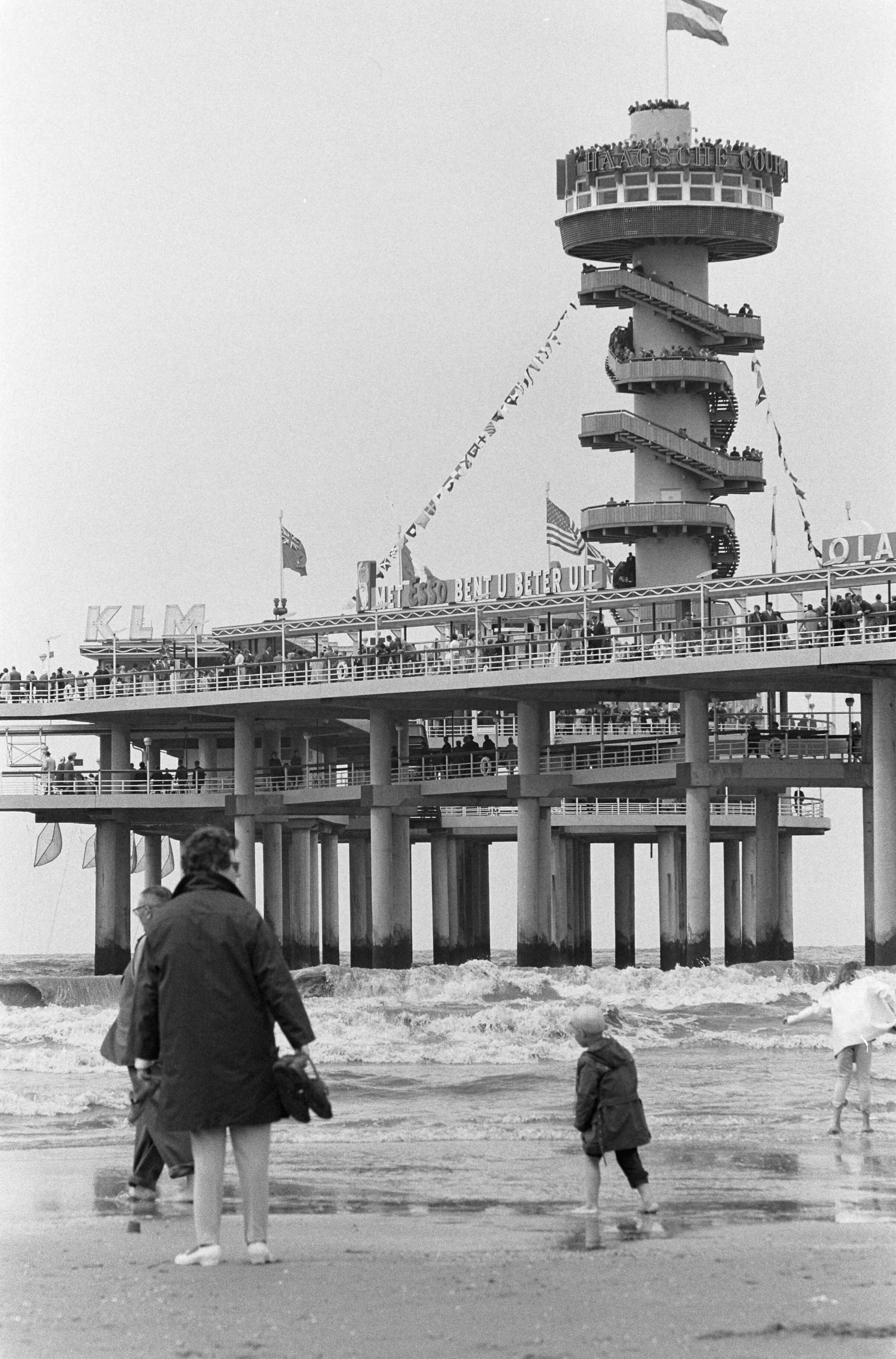 Fotocollectie Anefo — Pinkster-drukte in Scheveningen — Foto: Koch, Eric / Anefo. Licentie: Set B: Rechtenvrij / Publiek Domein. Bron: Nationaal Archief. http://hdl.handle.net/10648/aa0c08d4-d0b4-102d-bcf8-003048976d84