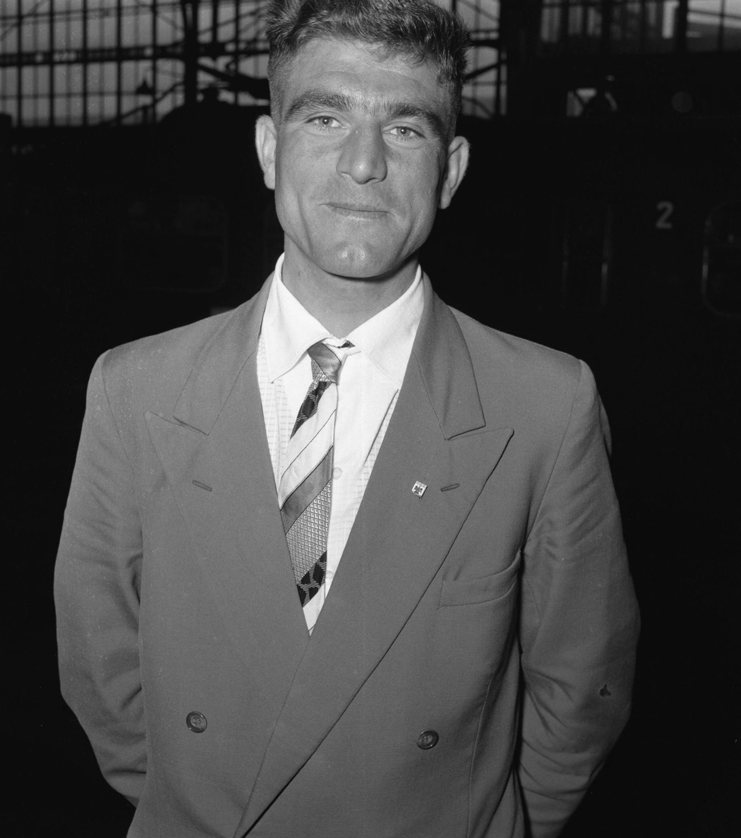 Fotocollectie Anefo — Vertrek wielrenners voor Ronde van Europa vanaf Utrecht CS. Adri van Steenselen — Foto: Behrens, Herbert F. / Anefo. Licentie: Set B: Rechtenvrij / Publiek Domein. Bron: Nationaal Archief. http://hdl.handle.net/10648/a94cba60-d0b4-102d-bcf8-003048976d84