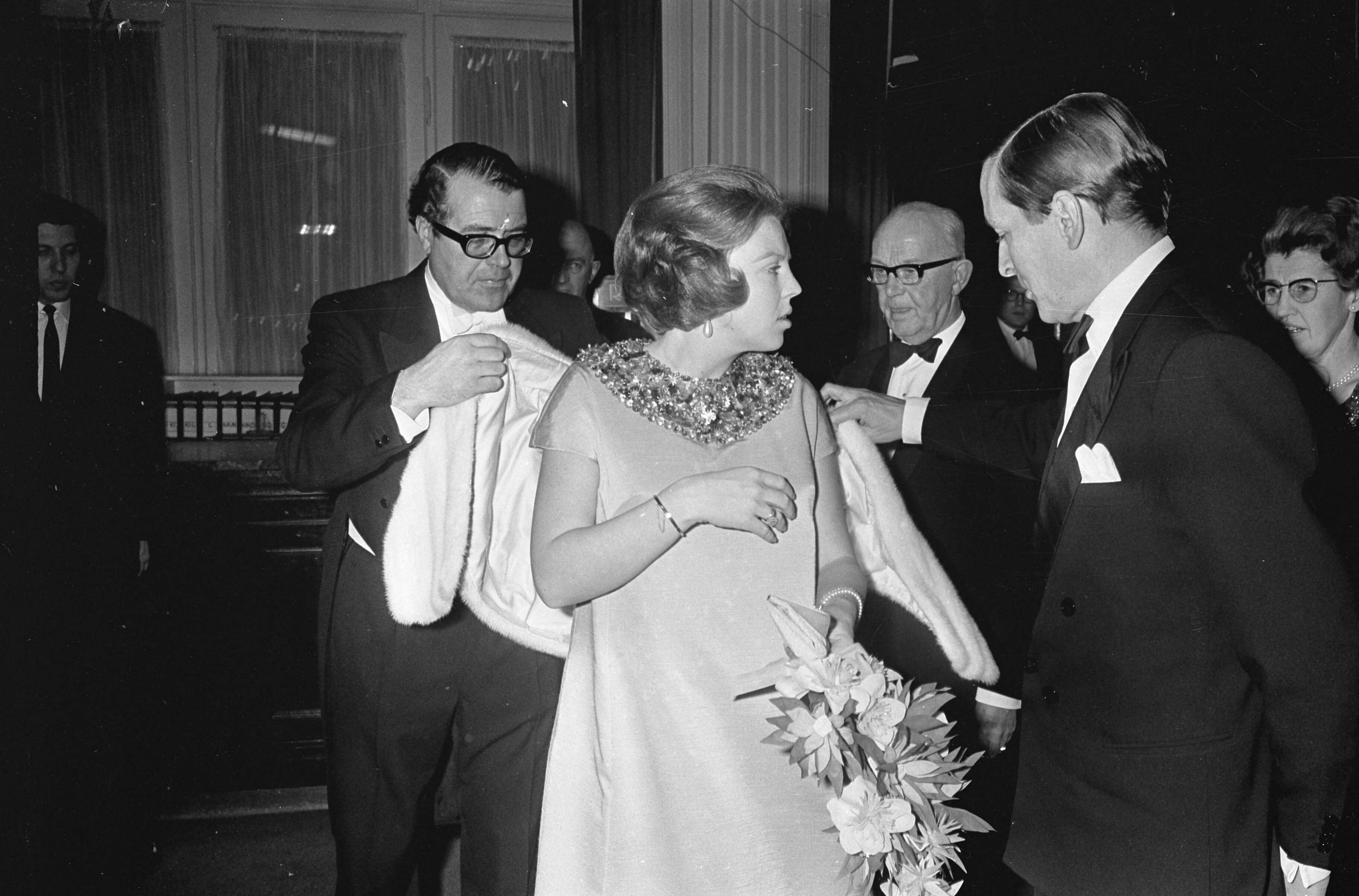 Fotocollectie Anefo — Prinses Beatrix en prins Claus bij Gala-concert Nederlands Studenten Orkest te Scheveningen, het paar bij aankomst — Foto: Koch, Eric / Anefo. Licentie: Set B: Rechtenvrij / Publiek Domein. Bron: Nationaal Archief. http://hdl.handle.net/10648/ab0dad64-d0b4-102d-bcf8-003048976d84