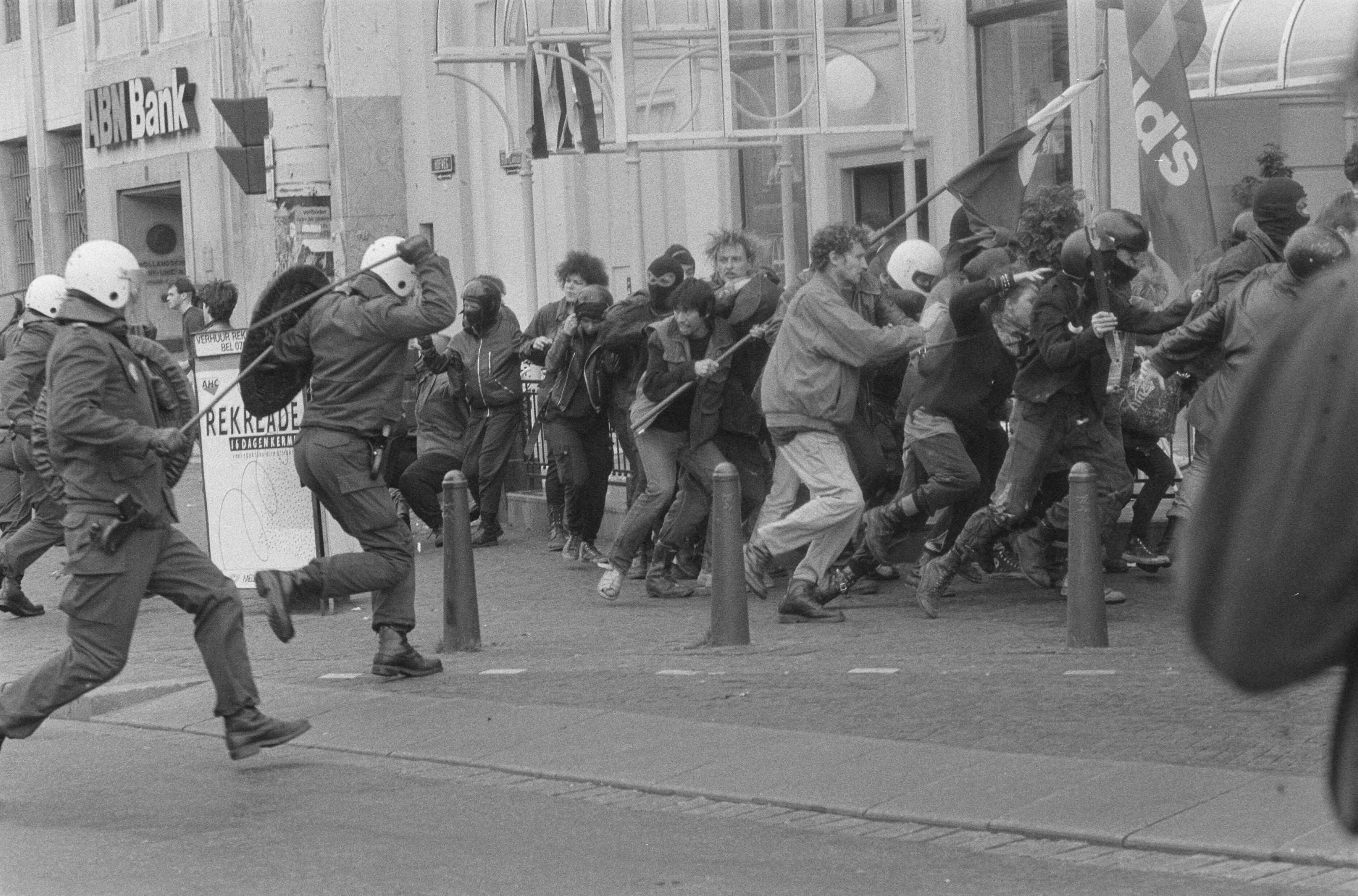 Fotocollectie Anefo — Demonstratie in Den Haag tegen "kruisbeleid" regering Lubbers — Foto: Molendijk, Bart / Anefo. Licentie: Set B: Rechtenvrij / Publiek Domein. Bron: Nationaal Archief. http://hdl.handle.net/10648/ad643894-d0b4-102d-bcf8-003048976d84