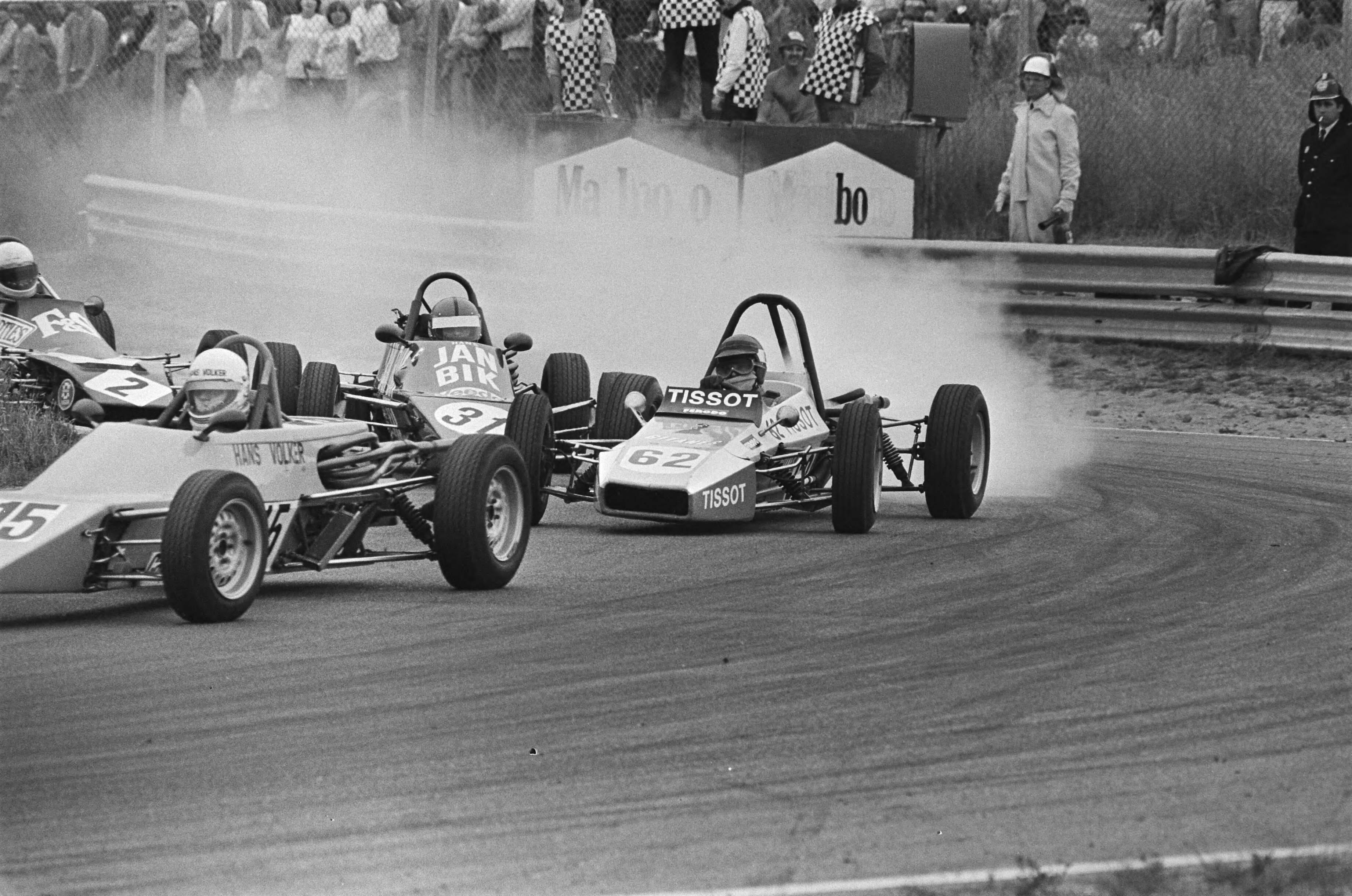 Fotocollectie Anefo — Internationale autoraces Zandvoort; formule Ford 1600 in actie — Foto: Suyk, Koen / Anefo. Licentie: Set B: Rechtenvrij / Publiek Domein. Bron: Nationaal Archief. http://hdl.handle.net/10648/ac9f9bec-d0b4-102d-bcf8-003048976d84