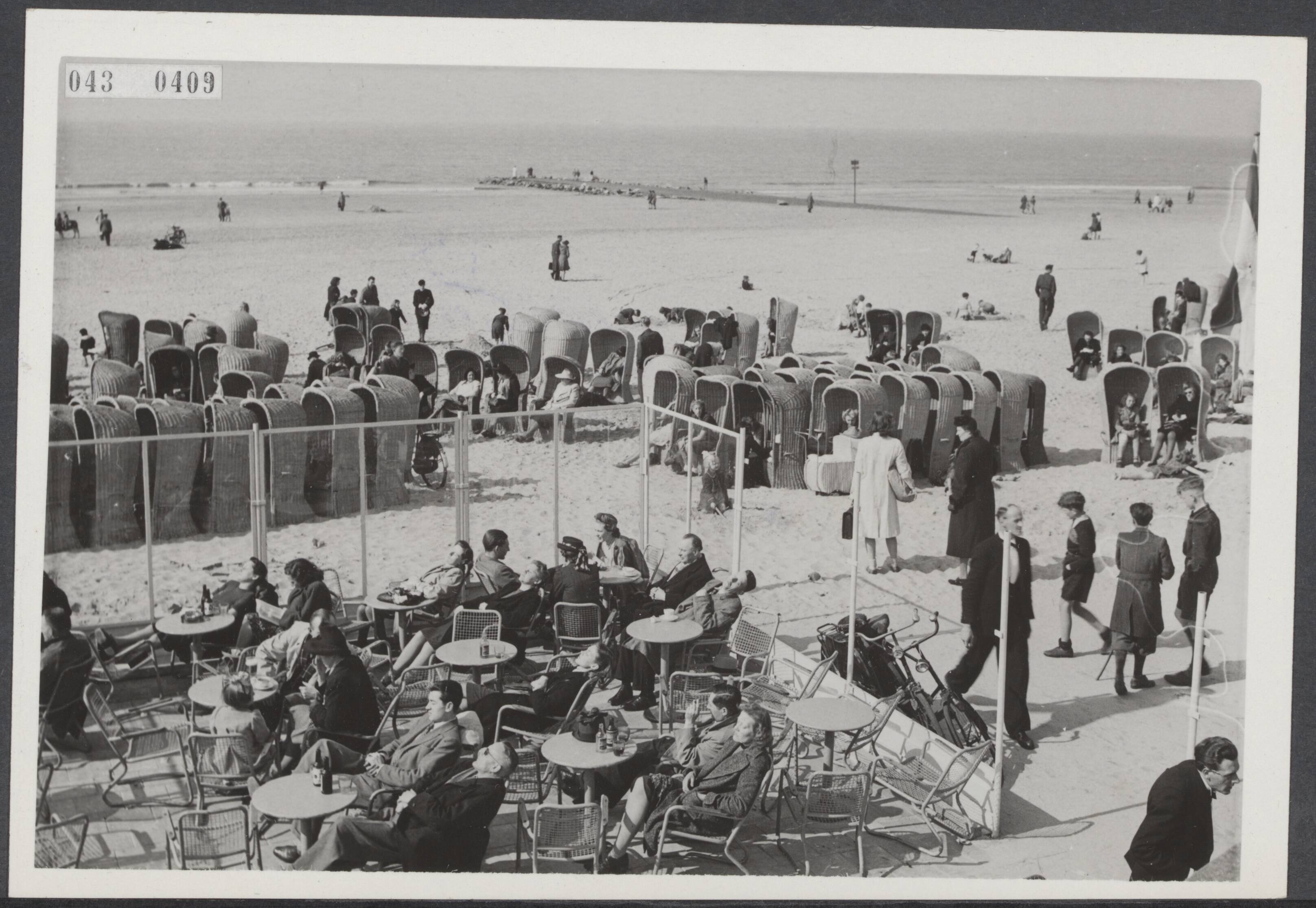 Fotocollectie Elsevier Binnenland — Overzicht van strand en boulevard te Scheveningen, waar eens de pier stond — Foto: ANP / RVD of rechtenvrij. Licentie: Set B: Rechtenvrij / Publiek Domein. Bron: Nationaal Archief. http://hdl.handle.net/10648/adf8e7a0-d0b4-102d-bcf8-003048976d84