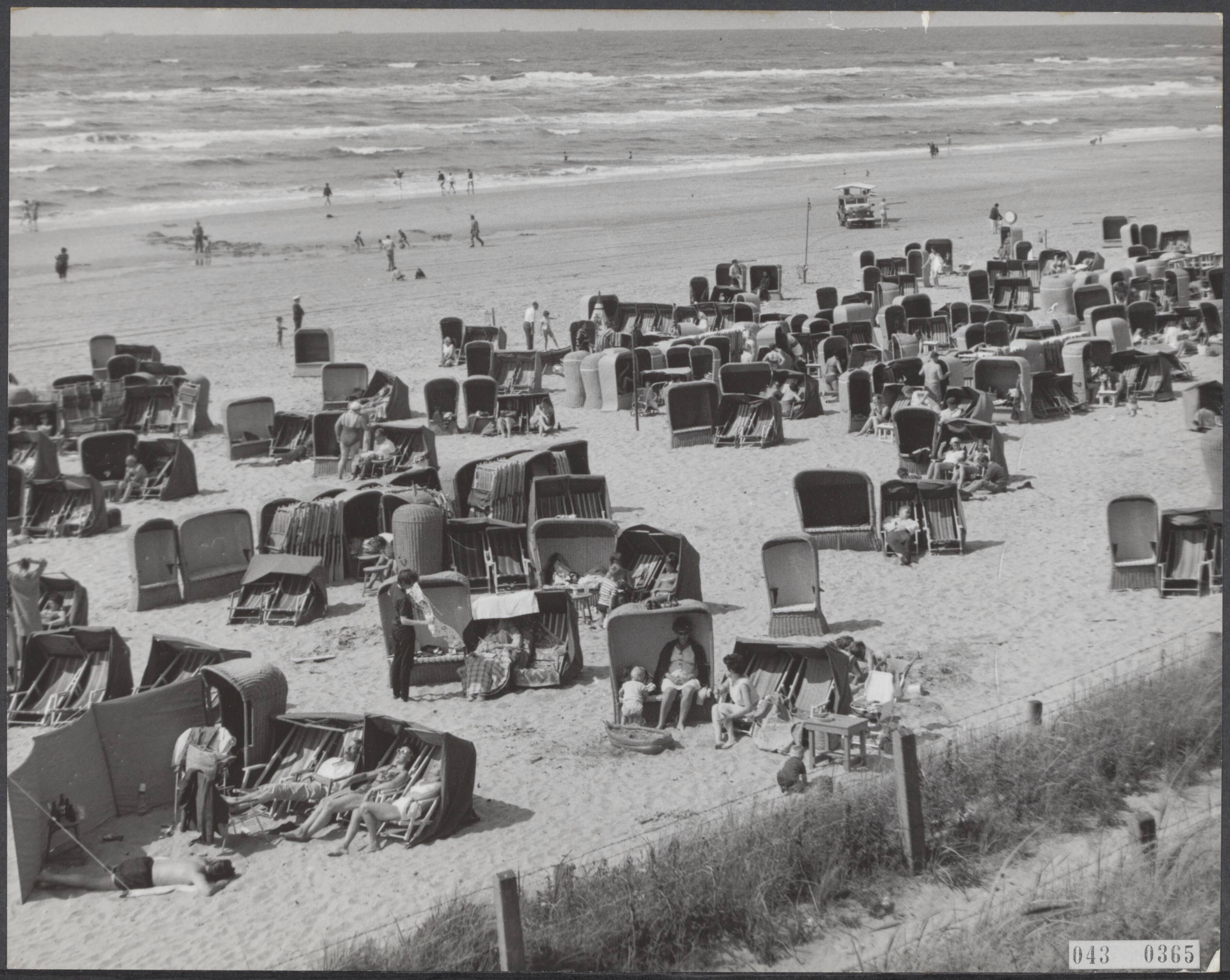 Fotocollectie Elsevier Binnenland — Overzicht van het strand van Zandvoort — Foto: Nijs, Jac. de / Anefo. Licentie: Set B: Rechtenvrij / Publiek Domein. Bron: Nationaal Archief. http://hdl.handle.net/10648/adf8c950-d0b4-102d-bcf8-003048976d84