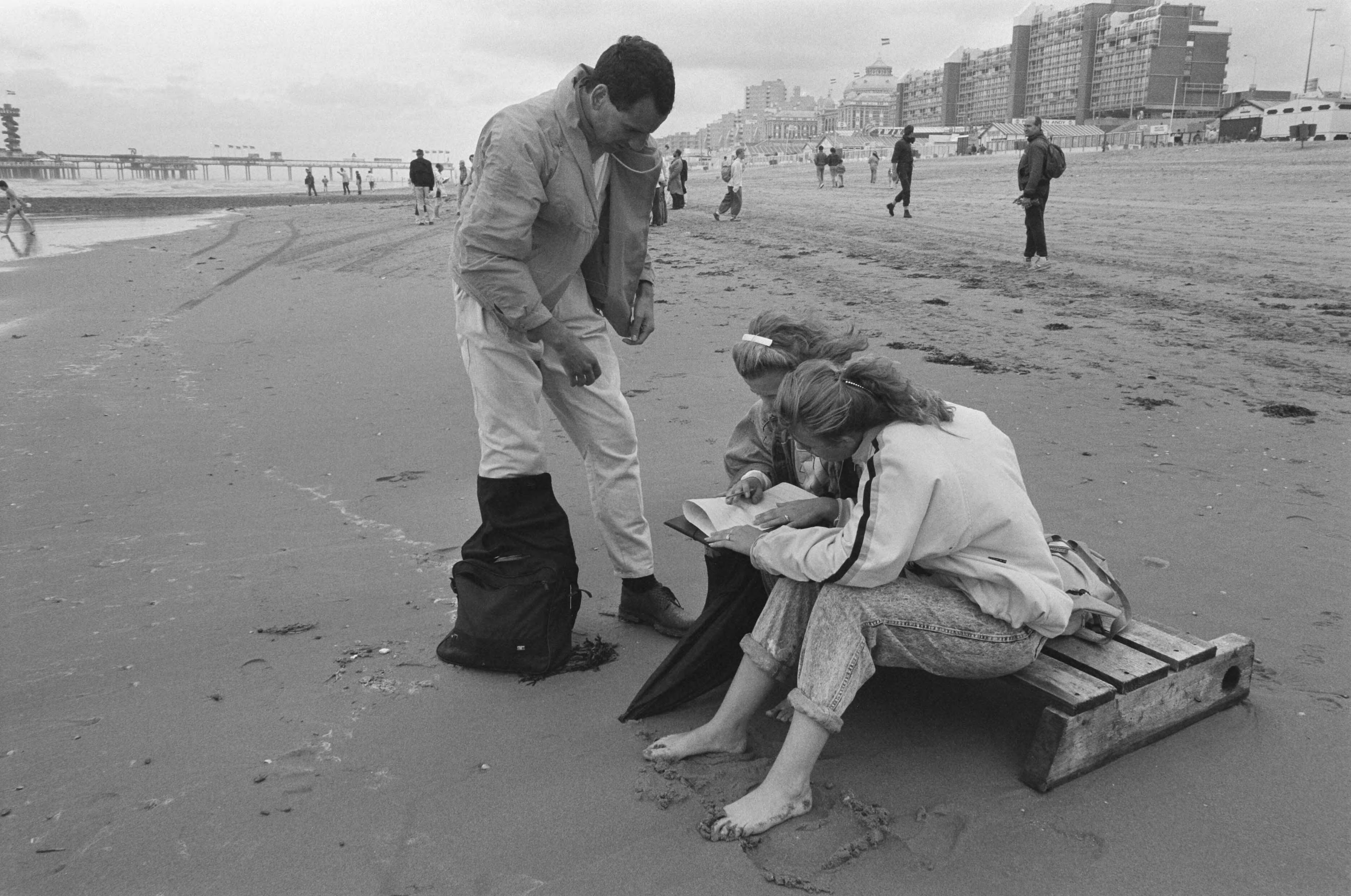 Fotocollectie Anefo — Enqueten en zeewaterkeuring i.o.v. Europese Commissie gestart in Scheveningen; enquete op het strand — Foto: Croes, Rob C. / Anefo. Licentie: Set B: Rechtenvrij / Publiek Domein. Bron: Nationaal Archief. http://hdl.handle.net/10648/ad62a2ae-d0b4-102d-bcf8-003048976d84
