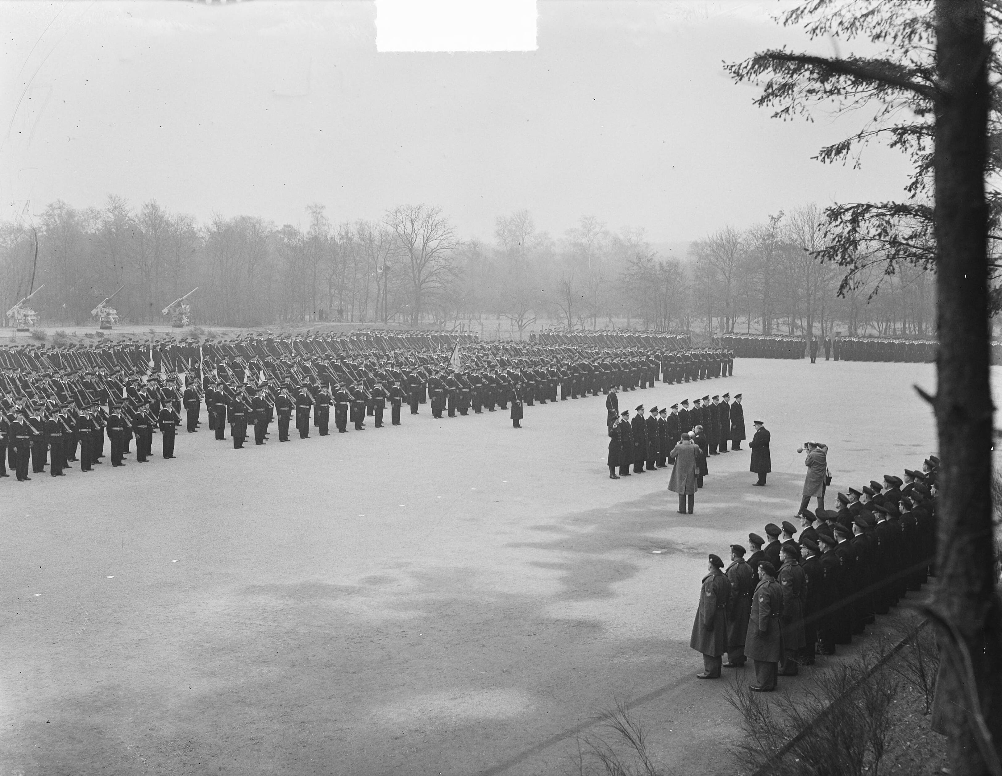 Beëdiging van marine-officieren in het MOC Hilversum — Foto: Nijs, Jac. de / Anefo. — Licentie: Set B: Rechtenvrij / Publiek Domein. Bron: Nationaal Archief. http://hdl.handle.net/10648/a8d57798-d0b4-102d-bcf8-003048976d84