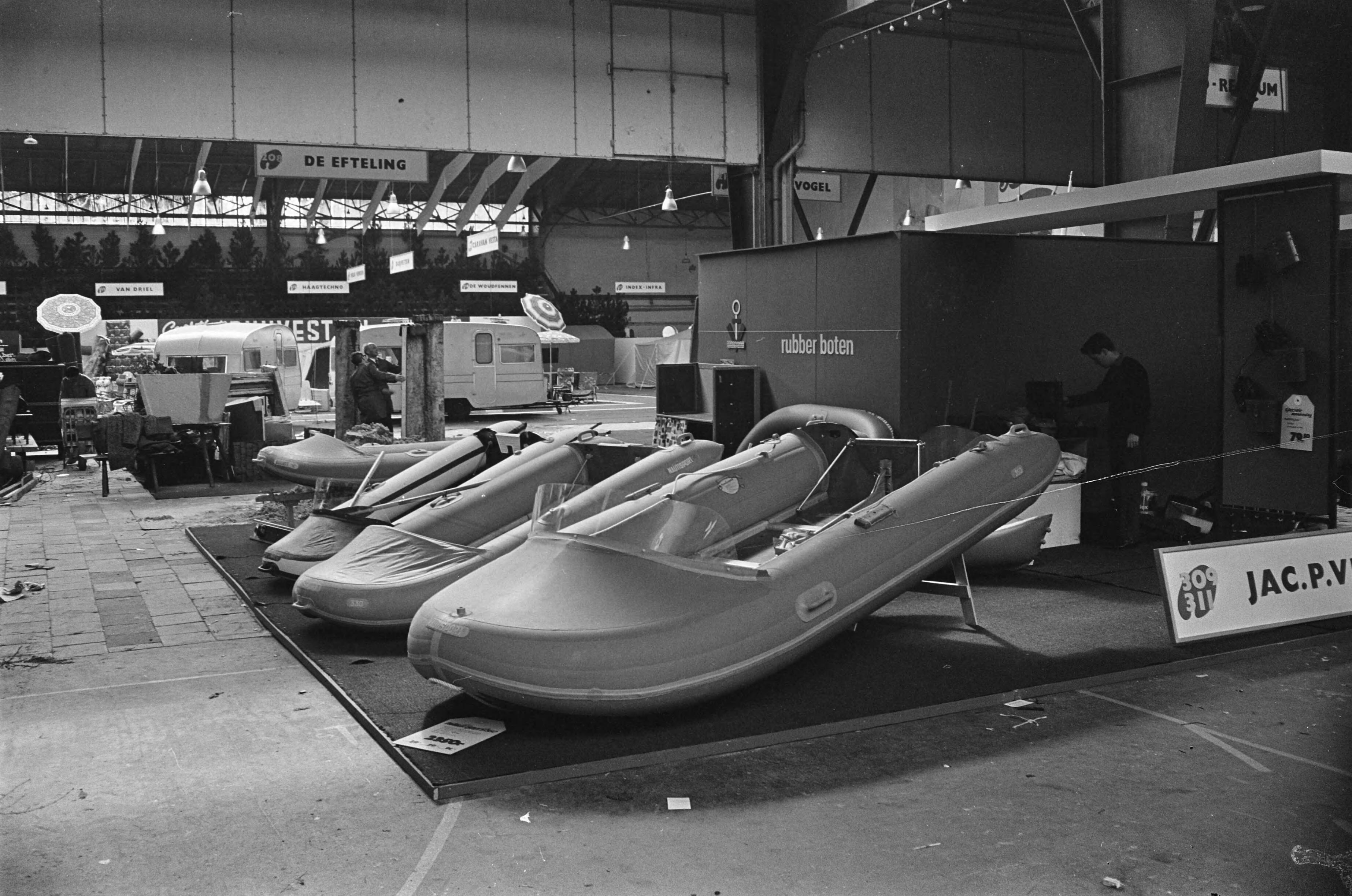 Fotocollectie Anefo — Kampeertentoonstelling Houtrusthallen te Den Haag , een groot aantal rubberboten — Foto: Merk, Ben / Anefo. Licentie: Set B: Rechtenvrij / Publiek Domein. Bron: Nationaal Archief. http://hdl.handle.net/10648/ab14d666-d0b4-102d-bcf8-003048976d84