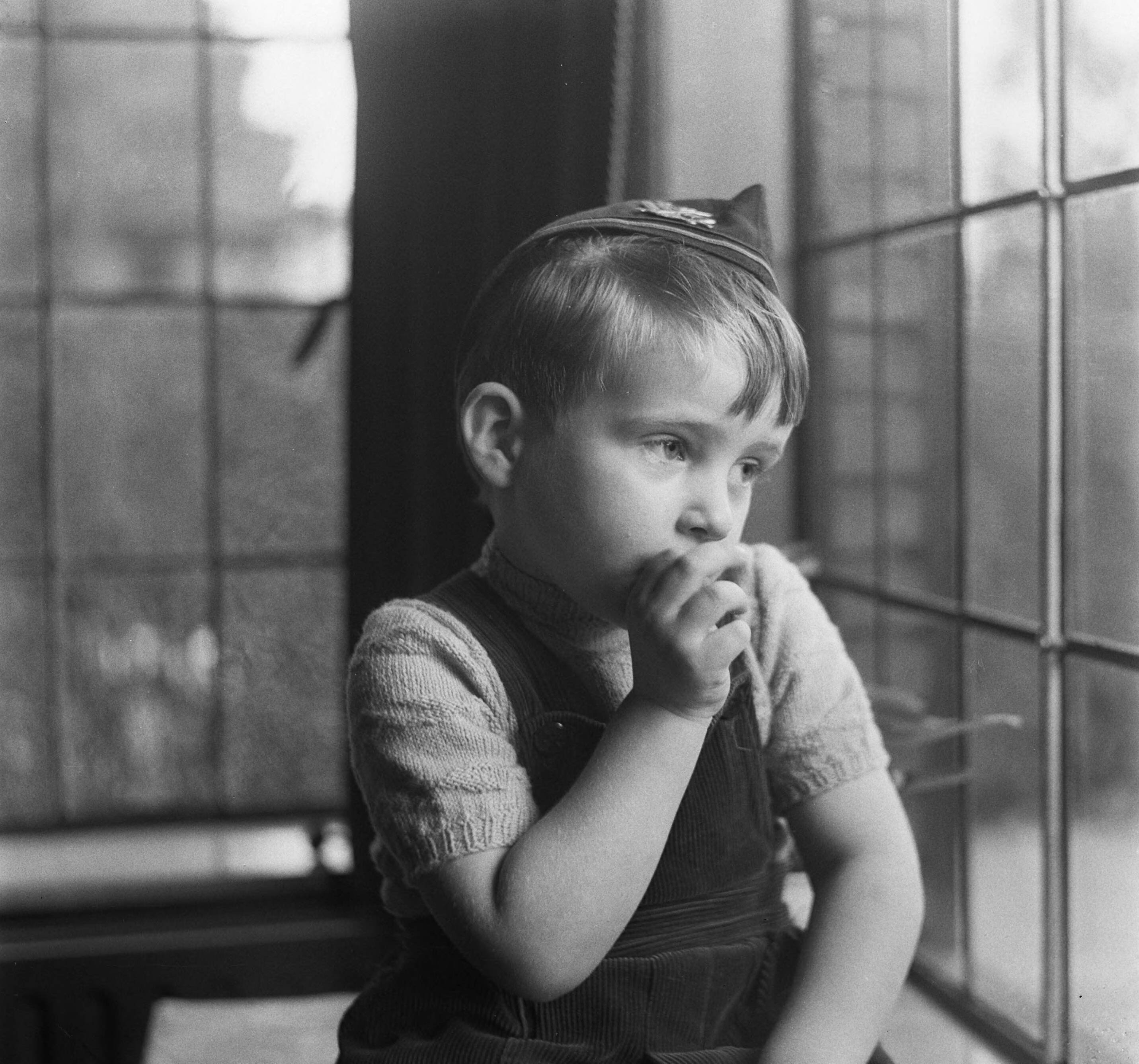 Fotocollectie Anefo — Opdracht Heer Smulders Voorburg. Kinderfoto's. Kleuter met muts in venster — Foto: Bilsen, Joop van / Anefo. Licentie: Set B: Rechtenvrij / Publiek Domein. Bron: Nationaal Archief. http://hdl.handle.net/10648/a906e774-d0b4-102d-bcf8-003048976d84