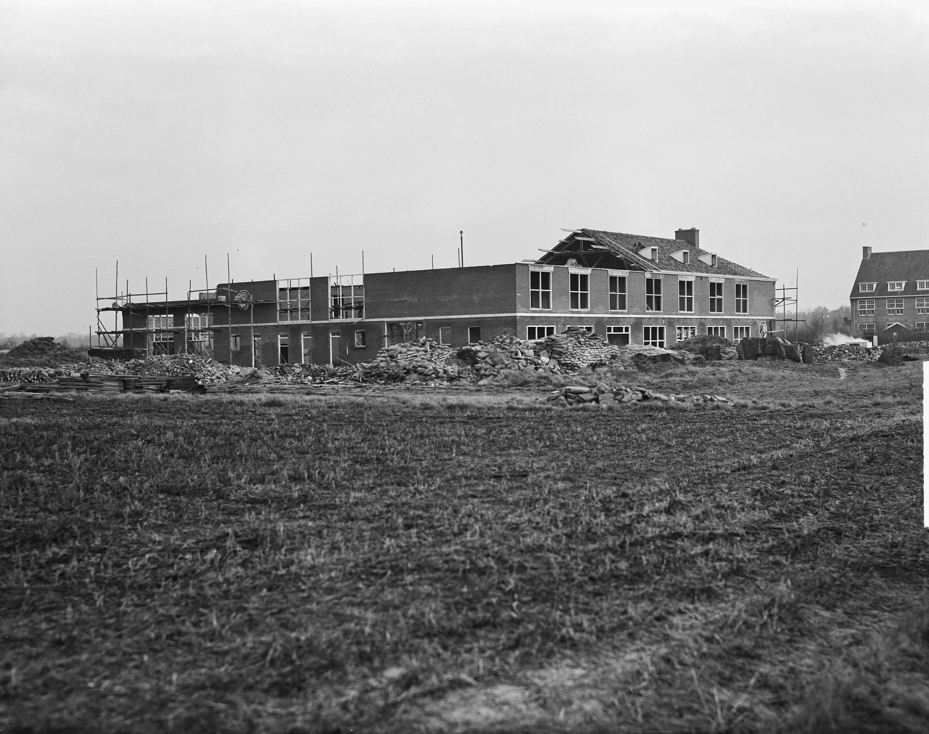 Nieuwbouw schoolgebouw Werkplaats Kindergemeenschap — Nieuwbouw schoolgebouw Werkplaats Kindergemeenschap, het z.g. U-gebouw, oorspronkelijk een voormalig Duitse communicatiecentrum te Bilthoven — Foto: Noske, J.D. / Anefo. Licentie: Set B: Rechtenvrij / Publiek Domein. Bron: Nationaal Archief. http://hdl.handle.net/10648/a8d1cad0-d0b4-102d-bcf8-003048976d84