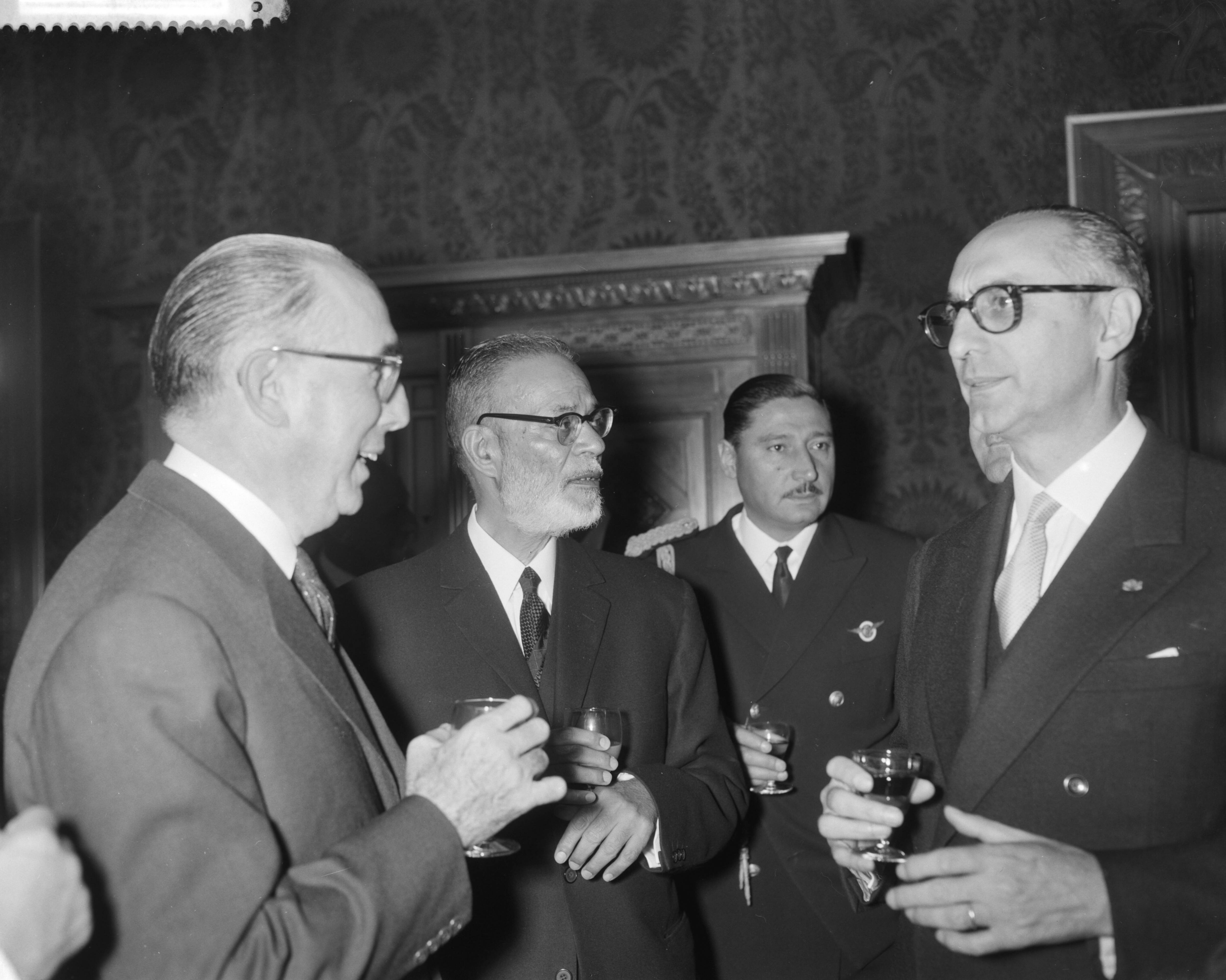 Fotocollectie Anefo — Bezoek van de president van Argentinië, Arturo Frondizi aan het Vredespaleis te Den Haag — Foto: Bilsen, Joop van / Anefo. Licentie: Set B: Rechtenvrij / Publiek Domein. Bron: Nationaal Archief. http://hdl.handle.net/10648/a9b33024-d0b4-102d-bcf8-003048976d84