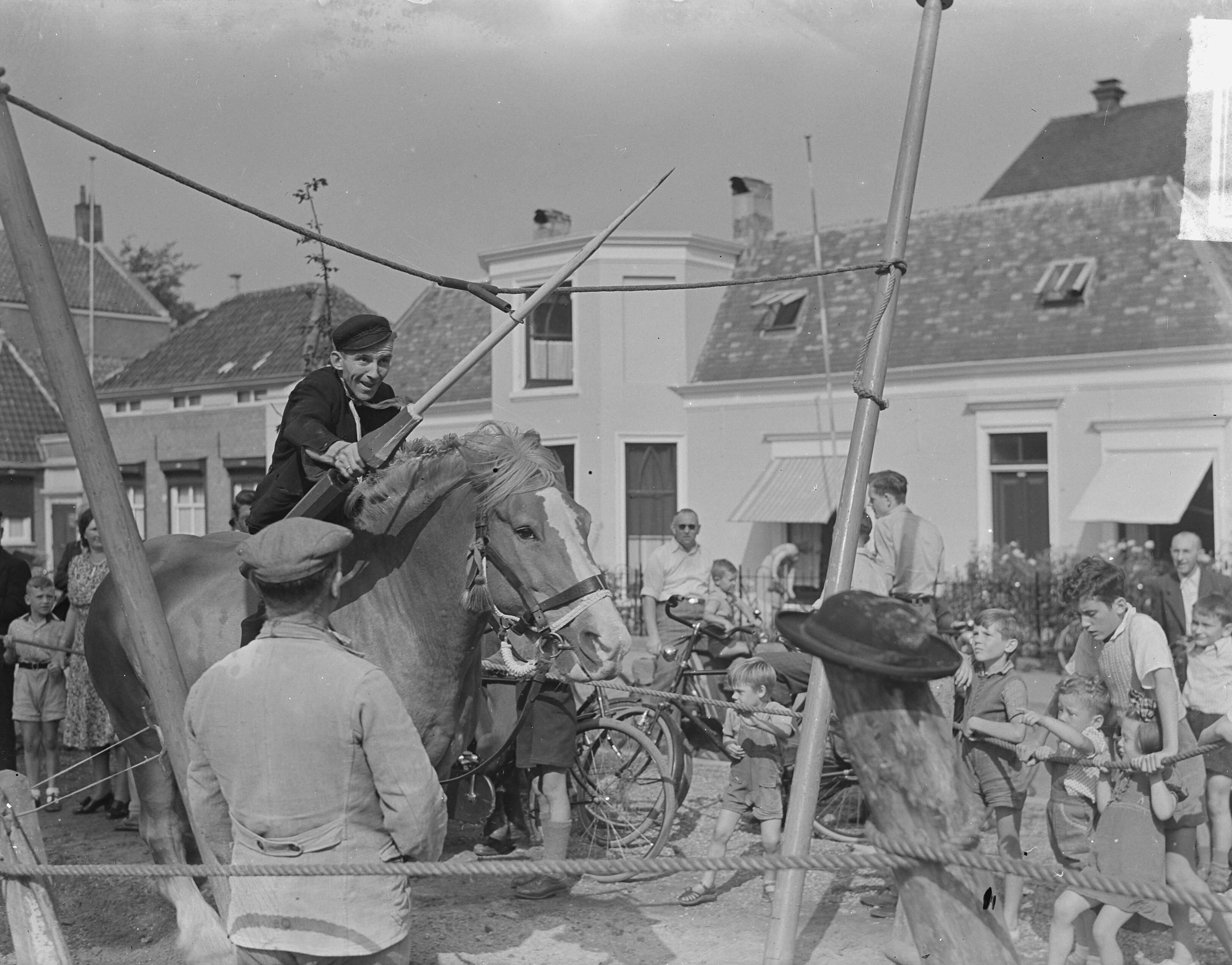 Fotocollectie Anefo — Ringsteken Middelburg — Foto: Noske, J.D. / Anefo. Licentie: Set B: Rechtenvrij / Publiek Domein. Bron: Nationaal Archief. http://hdl.handle.net/10648/a8cd1a62-d0b4-102d-bcf8-003048976d84