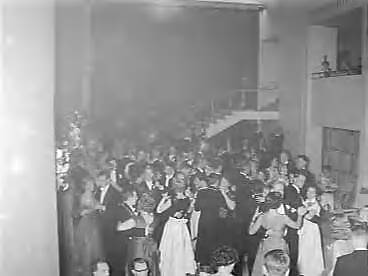 Fotocollectie Anefo — Lustrumviering van de tandheelkundige studentenvereniging "John Tomes" te Utrecht — Foto: Bilsen, Joop van / Anefo. Licentie: Set B: Rechtenvrij / Publiek Domein. Bron: Nationaal Archief. http://hdl.handle.net/10648/a96e68ae-d0b4-102d-bcf8-003048976d84