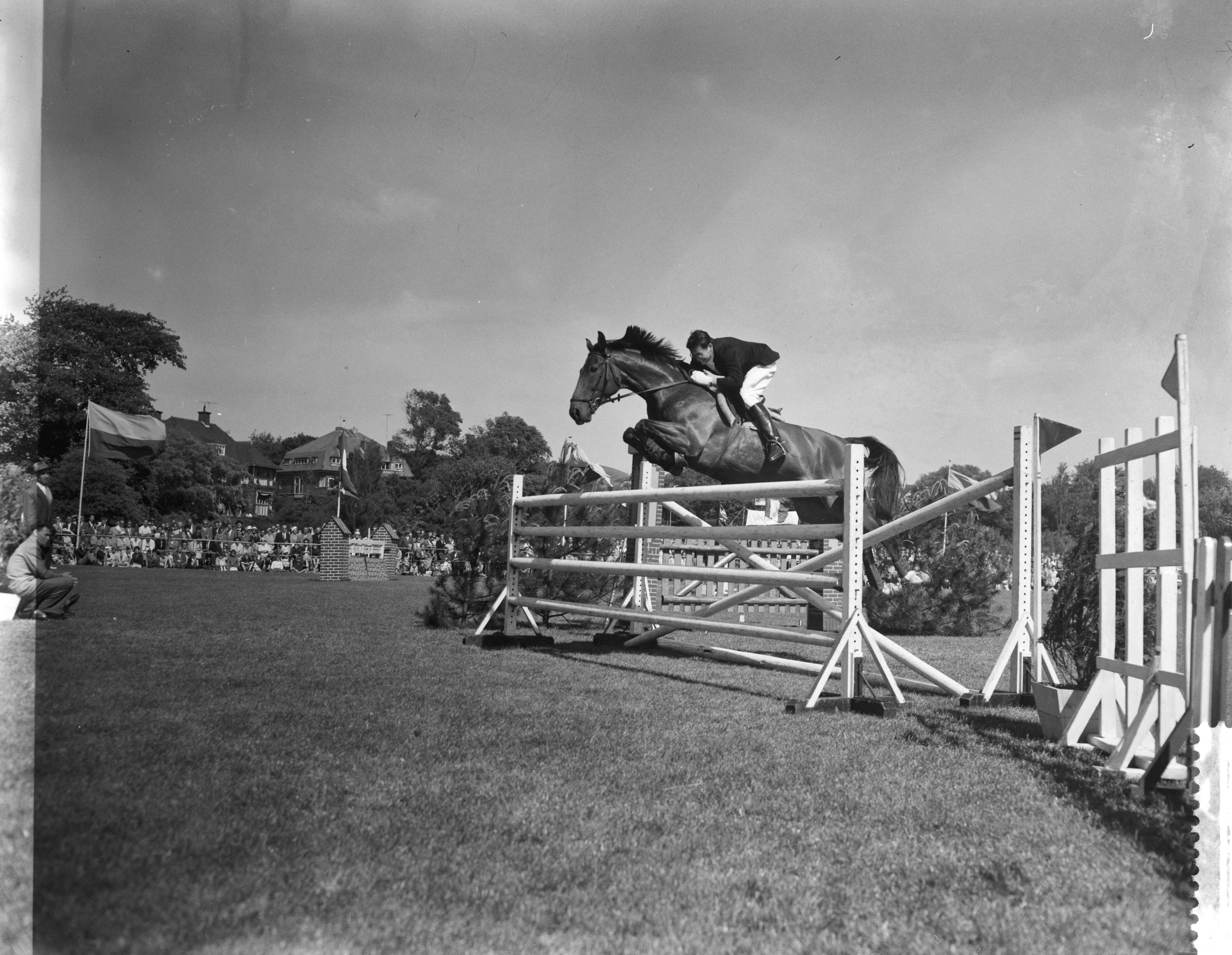 Fotocollectie Anefo — Selectiespringconcours voor het kampioenschap van Nederland in Den Haag — Foto: Behrens, Herbert F. / Anefo. Licentie: Set B: Rechtenvrij / Publiek Domein. Bron: Nationaal Archief. http://hdl.handle.net/10648/a996795c-d0b4-102d-bcf8-003048976d84