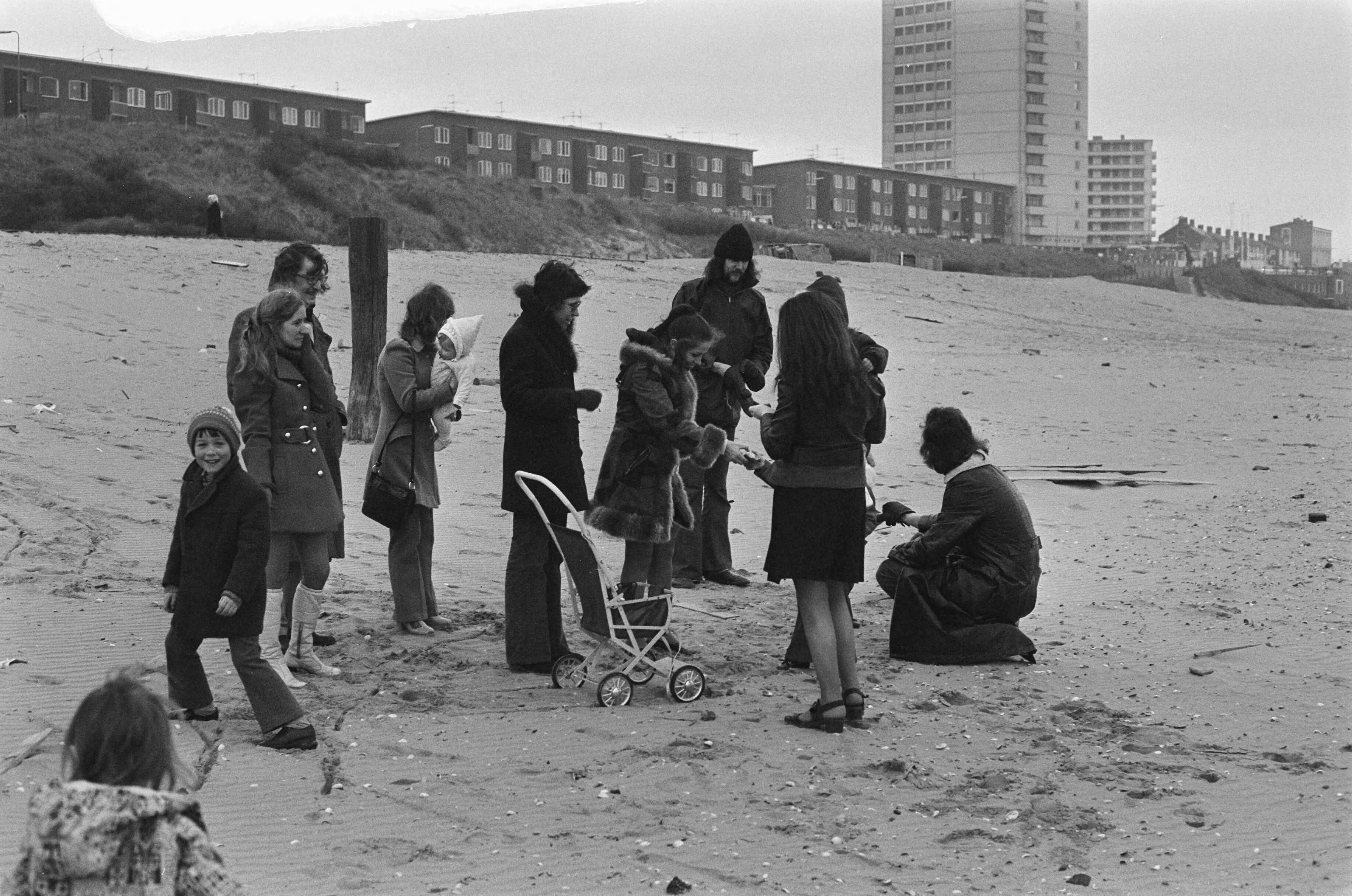 Fotocollectie Anefo — Moeders met kinderen uit Belfast (Noord-Ierland) in Zandvoort voor vakantie — Foto: Punt, W. / Anefo. Licentie: Set B: Rechtenvrij / Publiek Domein. Bron: Nationaal Archief. http://hdl.handle.net/10648/ac211240-d0b4-102d-bcf8-003048976d84