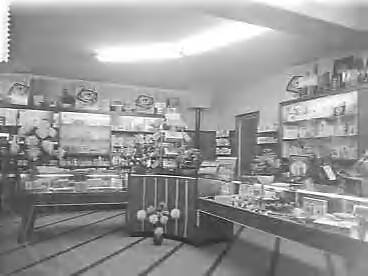 Fotocollectie Anefo — Opdrachten Fa. Koning in Haarlem (verlichte etalages en interieur winkel) — Foto: Pot, Harry / Anefo. Licentie: Set B: Rechtenvrij / Publiek Domein. Bron: Nationaal Archief. http://hdl.handle.net/10648/a966fbe6-d0b4-102d-bcf8-003048976d84