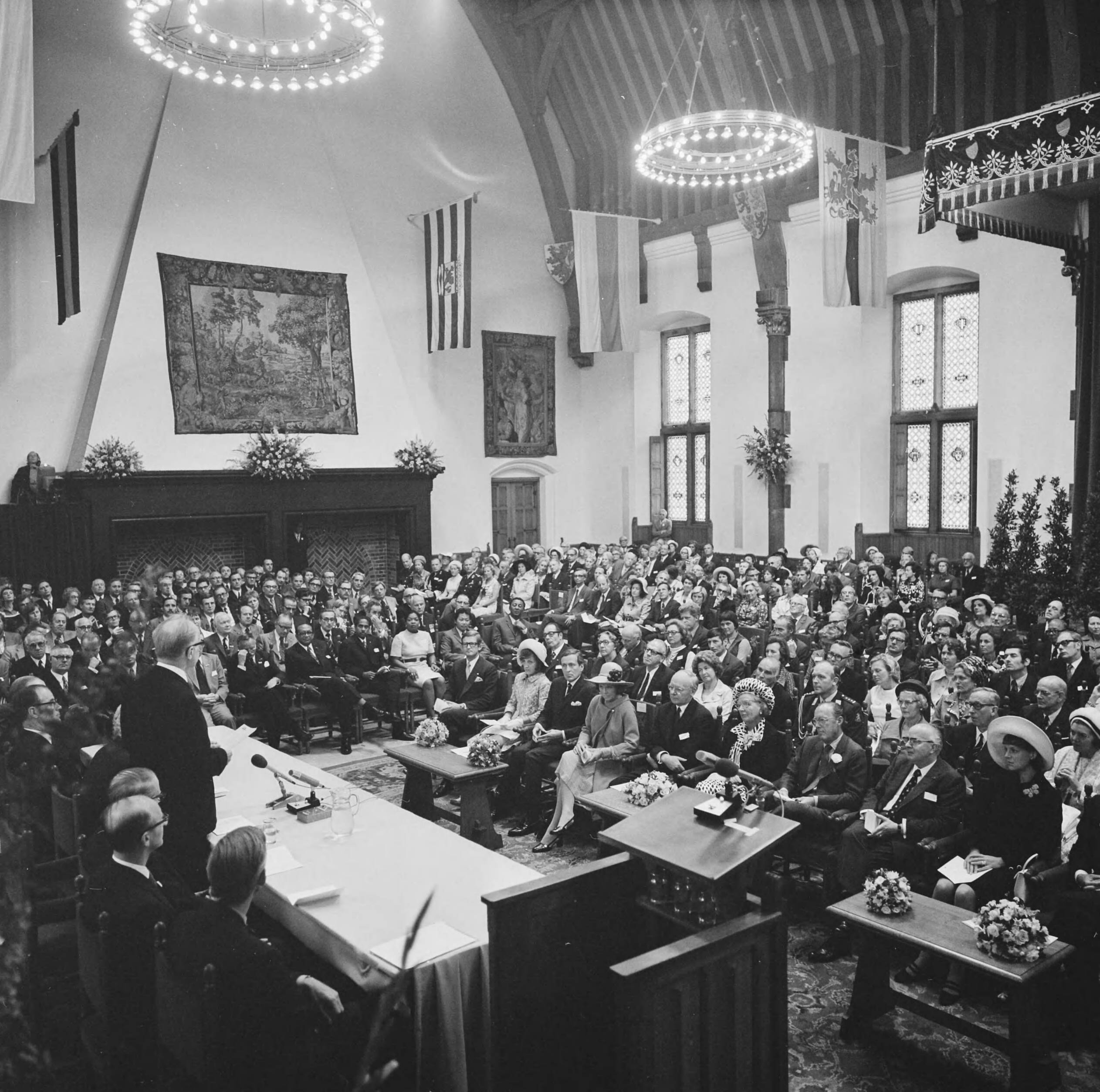 Fotocollectie Anefo — Viering Zilveren Regeringsjubileum van Koningin Juliana in Den Haag , Koninklijke familie in Ridderzaal — Foto: Mieremet, Rob / Anefo. Licentie: Set B: Rechtenvrij / Publiek Domein. Bron: Nationaal Archief. http://hdl.handle.net/10648/ac364e12-d0b4-102d-bcf8-003048976d84