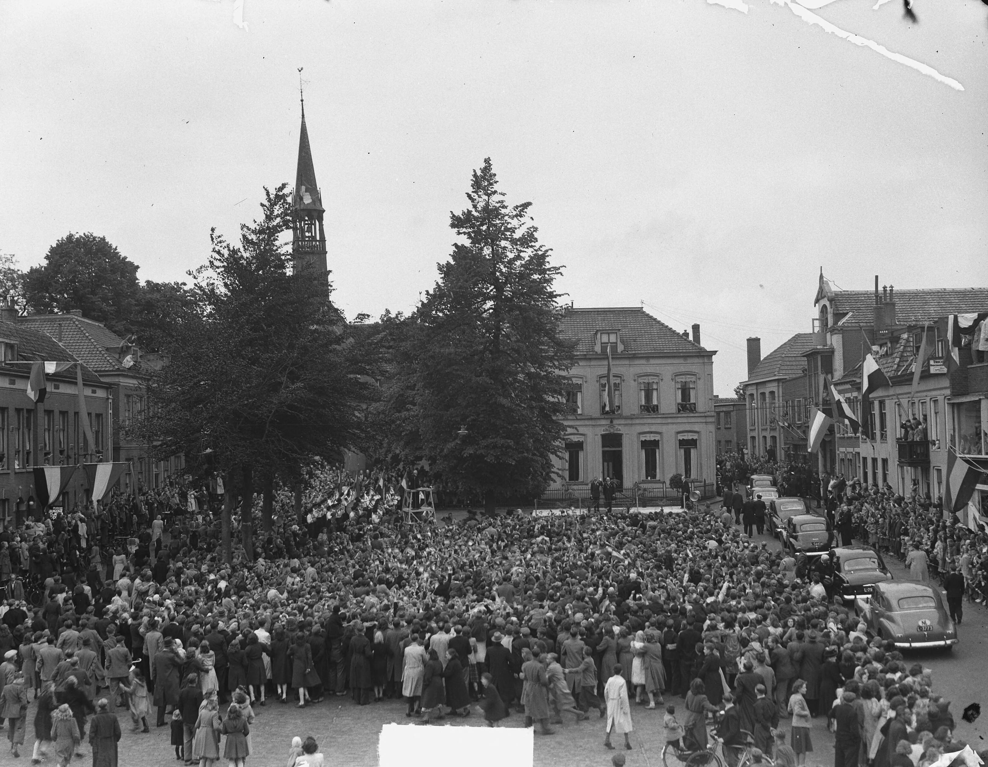 Fotocollectie Anefo — Prins Bernhard in Veenendaal overzicht zanghulde — Foto: Winterbergen, Rolf / Anefo. Licentie: Set B: Rechtenvrij / Publiek Domein. Bron: Nationaal Archief. http://hdl.handle.net/10648/a8c83a9c-d0b4-102d-bcf8-003048976d84