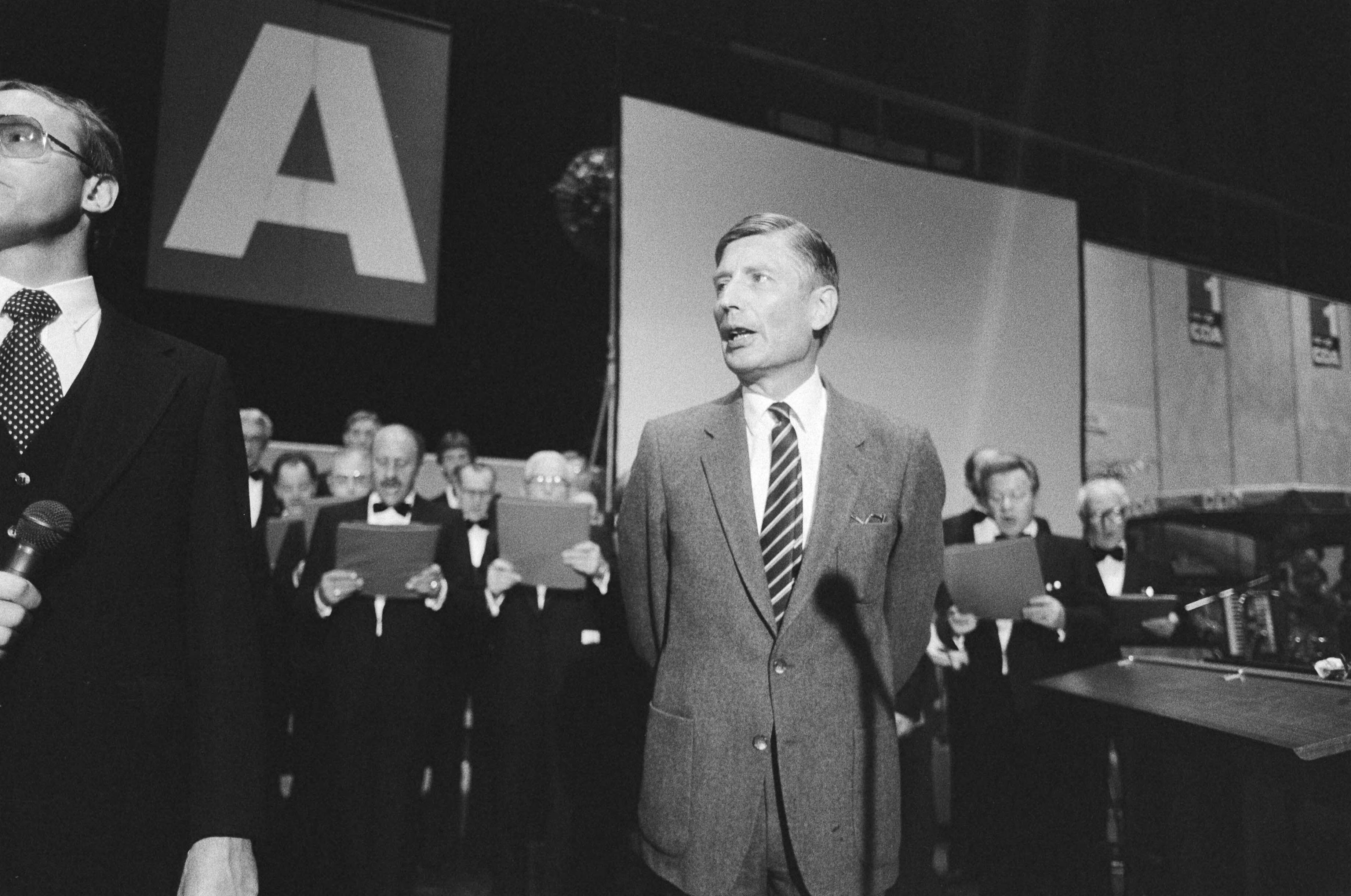 Fotocollectie Anefo — Tevens opdracht CDA, verkiezingsbijeenkomst CDA in Kerkrade Van Agt tijdens zingen Limburgs Volkslied — Foto: Bogaerts, Rob / Anefo. Licentie: Set B: Rechtenvrij / Publiek Domein. Bron: Nationaal Archief. http://hdl.handle.net/10648/ad1dcb02-d0b4-102d-bcf8-003048976d84