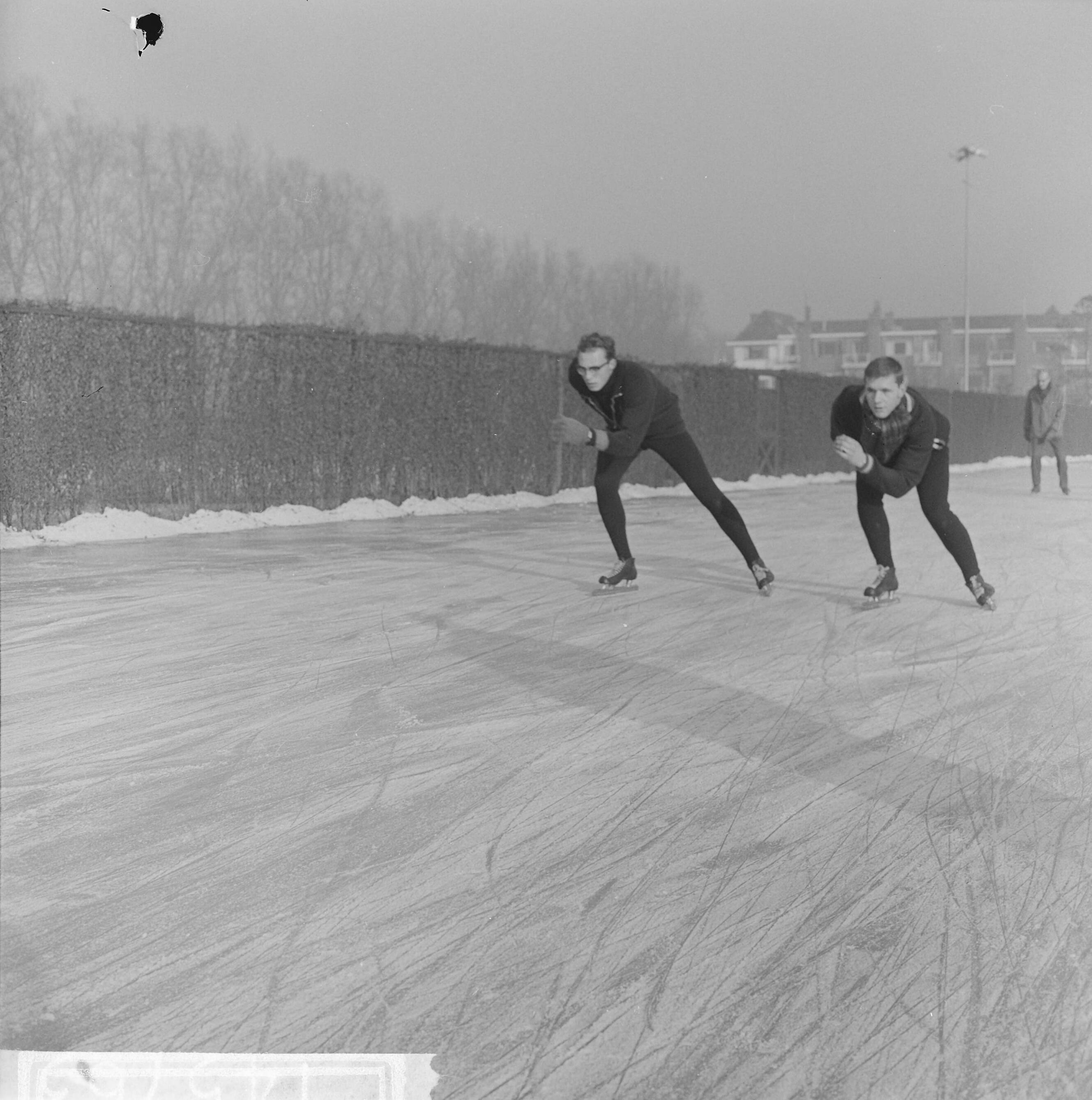 Fotocollectie Anefo — Eerste langebaan wedstrijden te Den Haag, rechts de winnaar Arend Boers uit 's-Gravezande, links nummer twee Thijs Wijngaarden uit Boskoop — Foto: Koch, Eric / Anefo. Licentie: Set B: Rechtenvrij / Publiek Domein. Bron: Nationaal Archief. http://hdl.handle.net/10648/aa2153e2-d0b4-102d-bcf8-003048976d84