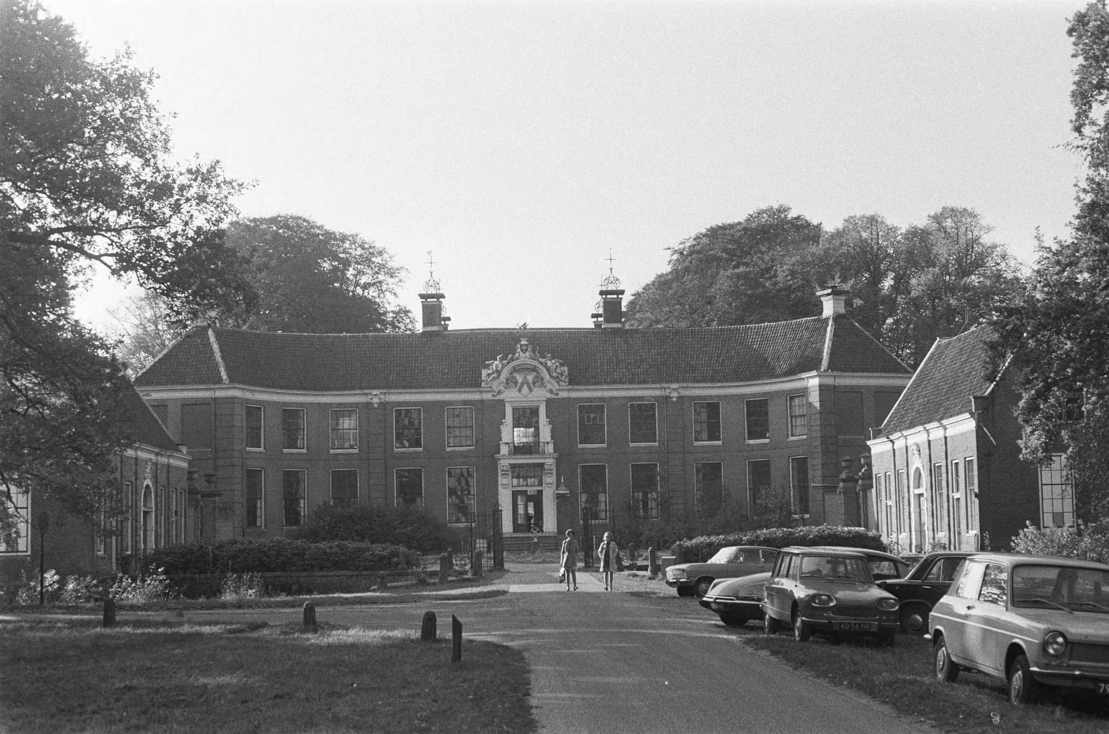 Fotocollectie Anefo — Liesbeth List krijgt gouden LP voor "Liesbeth List zingt J. Brel" op kasteel Groeneveld, kasteel Groeneveld, exterieur — Foto: Mieremet, Rob / Anefo. Licentie: Set B: Rechtenvrij / Publiek Domein. Bron: Nationaal Archief. http://hdl.handle.net/10648/abd4abd0-d0b4-102d-bcf8-003048976d84