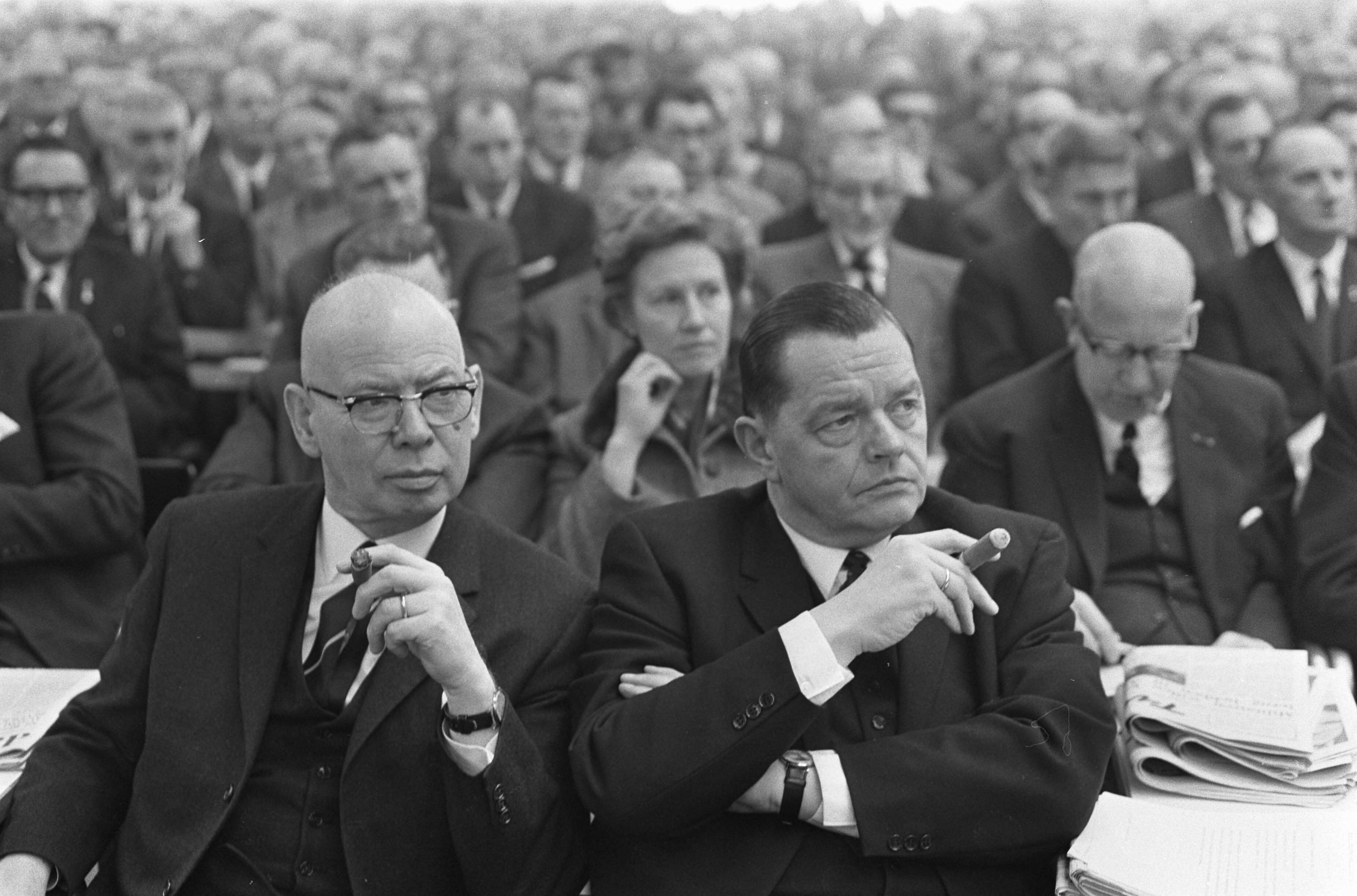 Fotocollectie Anefo — Congres CHU te Utrecht, dr. L.A.H. Albering (KVP)) en rechts mr. Beernink — Foto: Nijs, Jac. de / Anefo. Licentie: Set B: Rechtenvrij / Publiek Domein. Bron: Nationaal Archief. http://hdl.handle.net/10648/ab302b96-d0b4-102d-bcf8-003048976d84