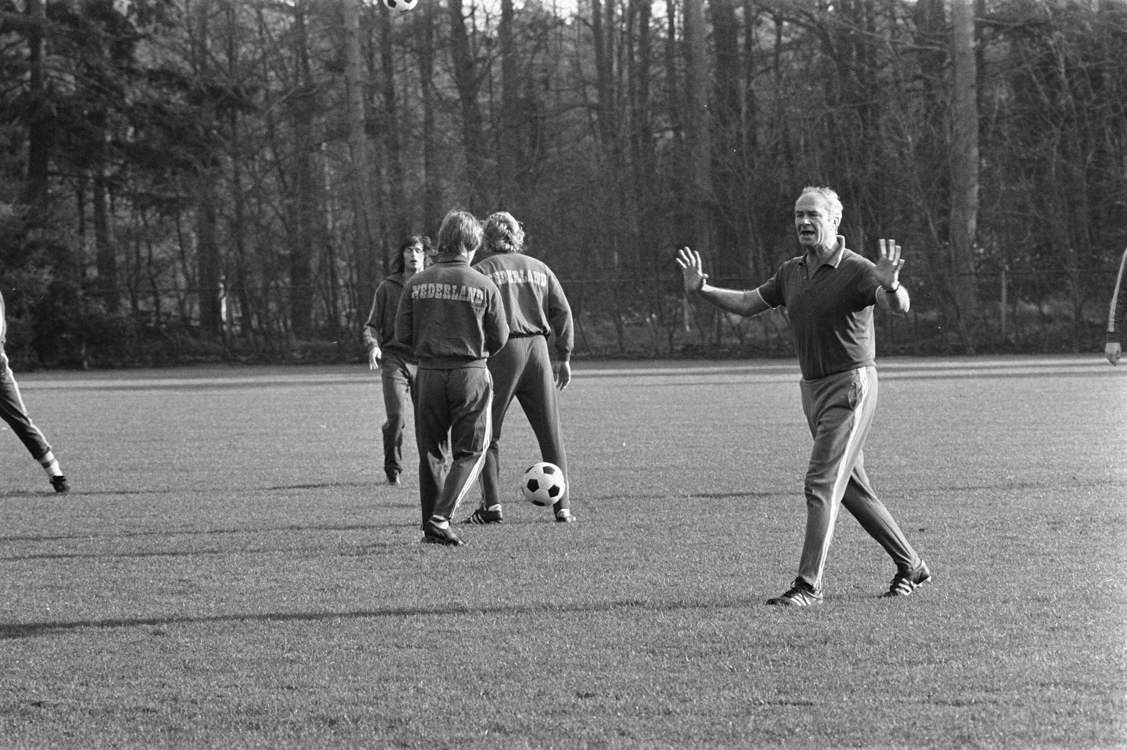 Fotocollectie Anefo — Training selectie Nederlands elftal in Zeist voor wedstrijd tegen Belgie, trainer Fadrhone — Foto: Mieremet, Rob / Anefo. Licentie: Set B: Rechtenvrij / Publiek Domein. Bron: Nationaal Archief. http://hdl.handle.net/10648/abfd54b8-d0b4-102d-bcf8-003048976d84