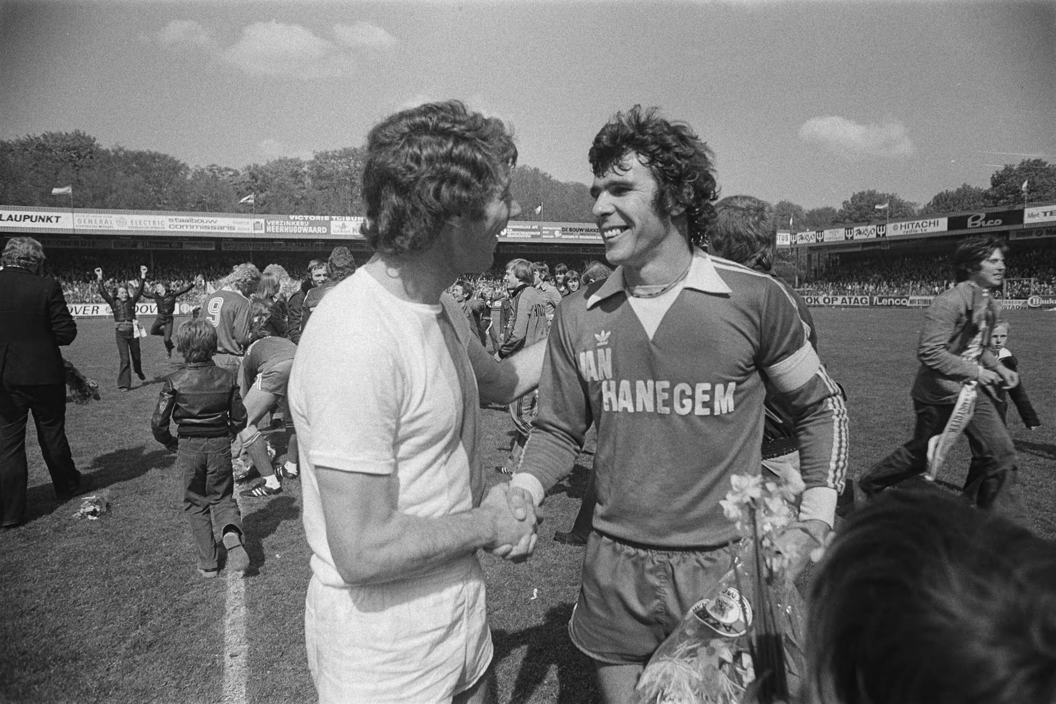 Fotocollectie Anefo — AZ67 tegen Den Haag 2-1, Van Hanegem na afloop — Foto: Suyk, Koen / Anefo. Licentie: Set B: Rechtenvrij / Publiek Domein. Bron: Nationaal Archief. http://hdl.handle.net/10648/ac9be1a0-d0b4-102d-bcf8-003048976d84