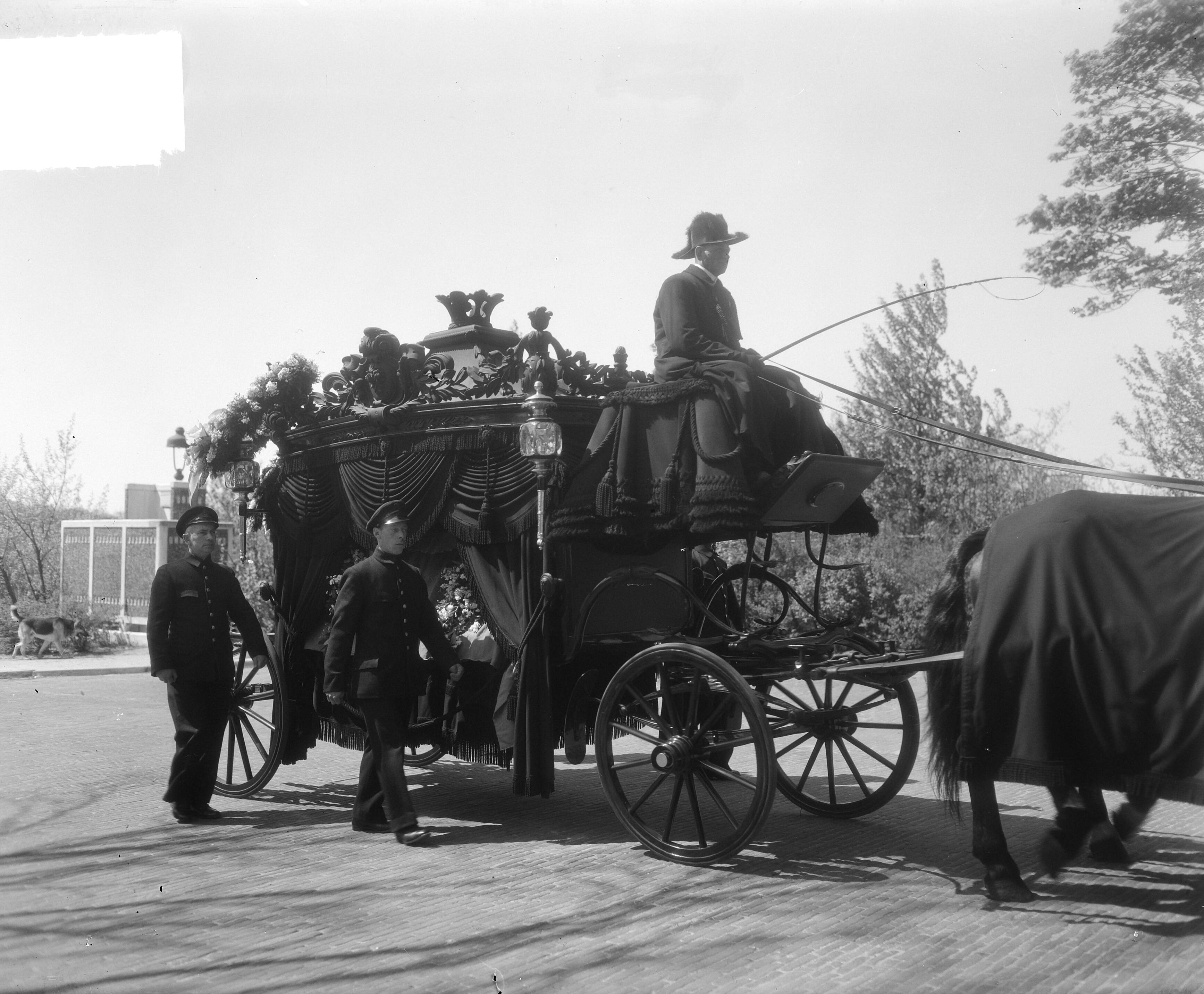 Begrafenis P.H. Boshuizen in Den Haag — Foto: Duinen, H. van / Anefo. — Licentie: Set B: Rechtenvrij / Publiek Domein. Bron: Nationaal Archief. http://hdl.handle.net/10648/a8ea0d0c-d0b4-102d-bcf8-003048976d84